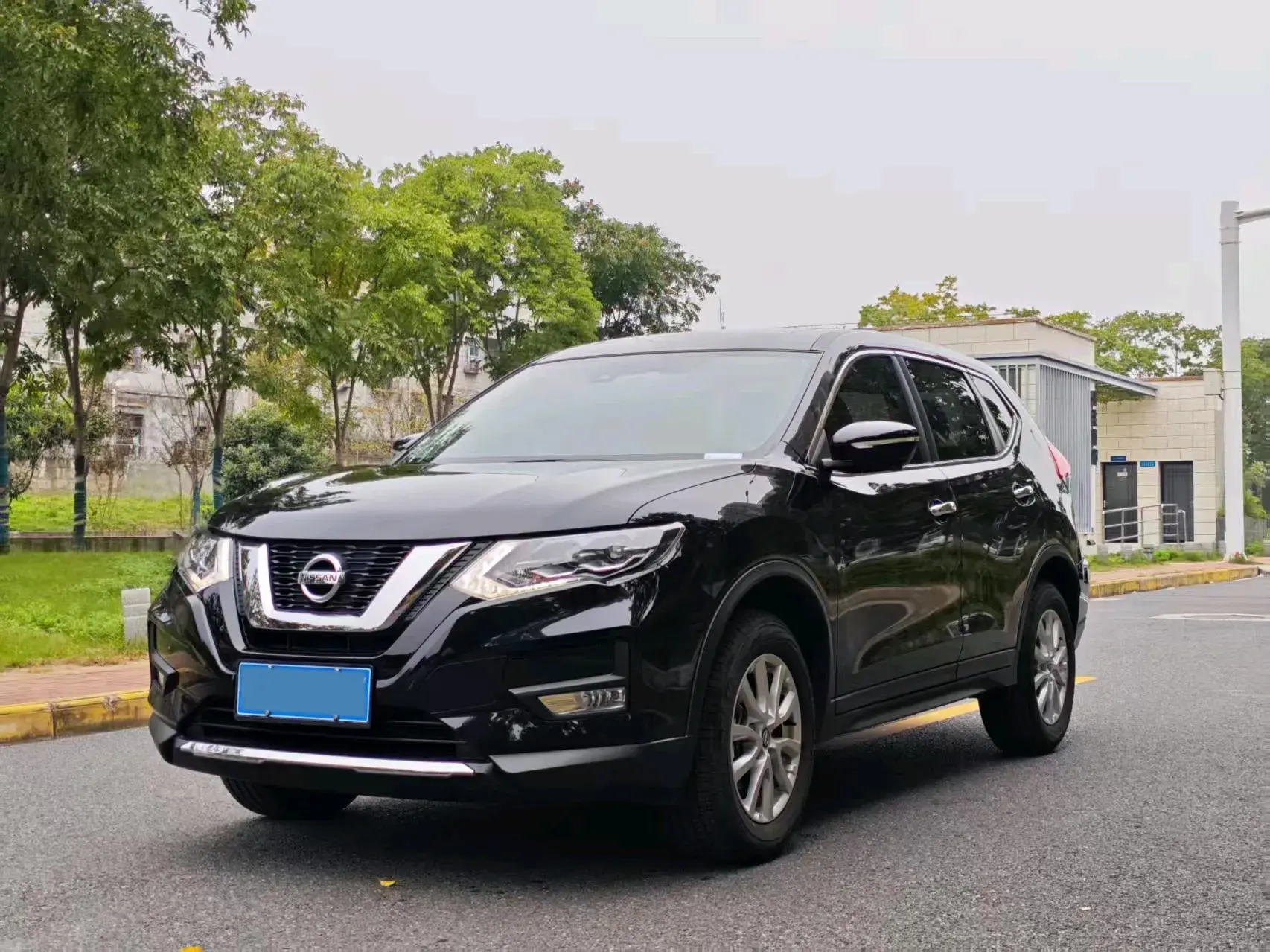 2023 NISSAN X-TRAIL view 1