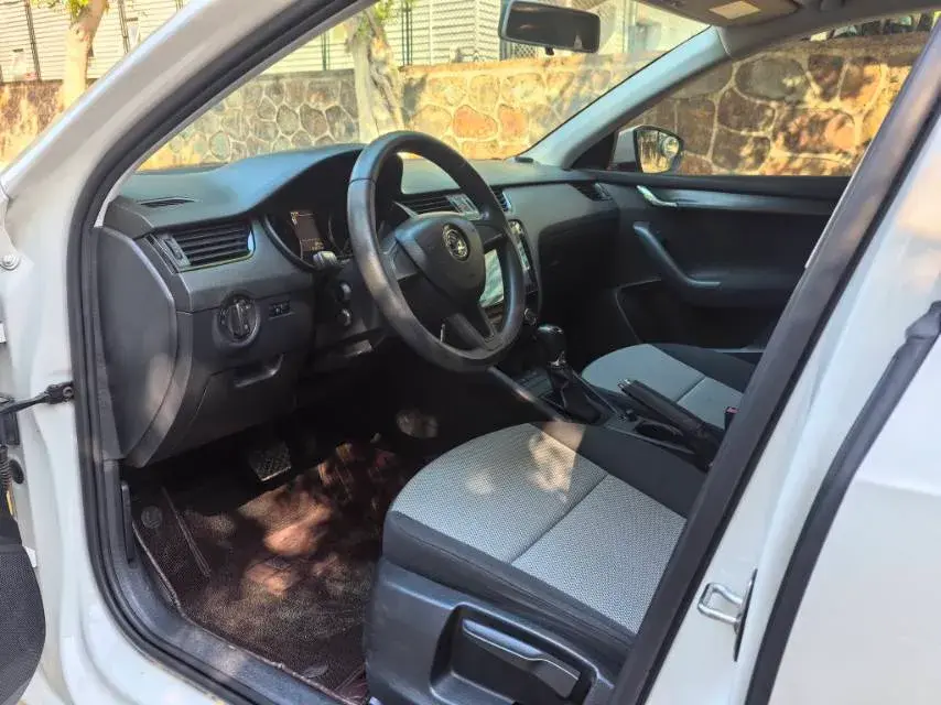 2017 SKODA OCTAVIA thumbnail 4