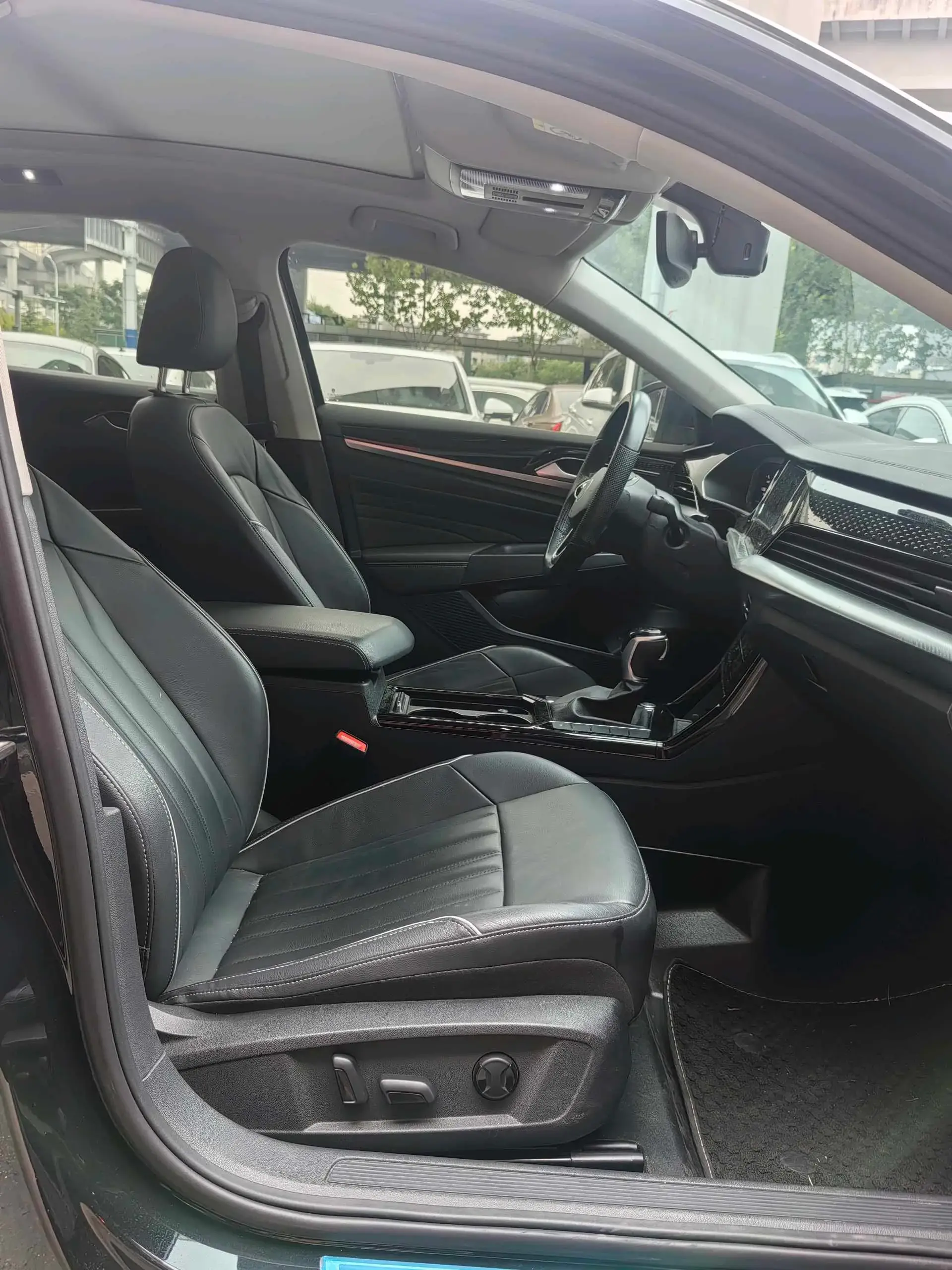 2023 VOLKSWAGEN PASSAT thumbnail 4