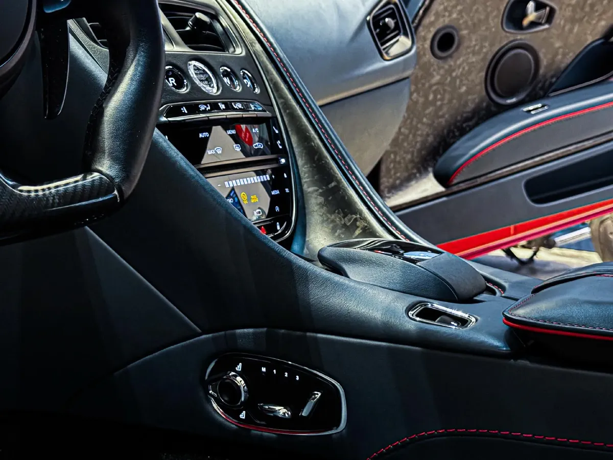 2019 Aston Martin DBS 5.2T 725HP V12 8AT,autocango,china used car exporter,china ev exporter,chinese used car exporter,chinese used ev exporter