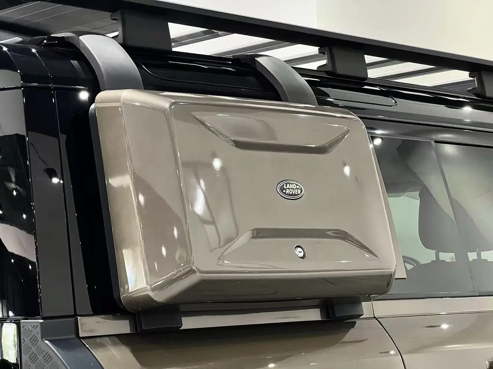 2023 LAND ROVER thumbnail 3