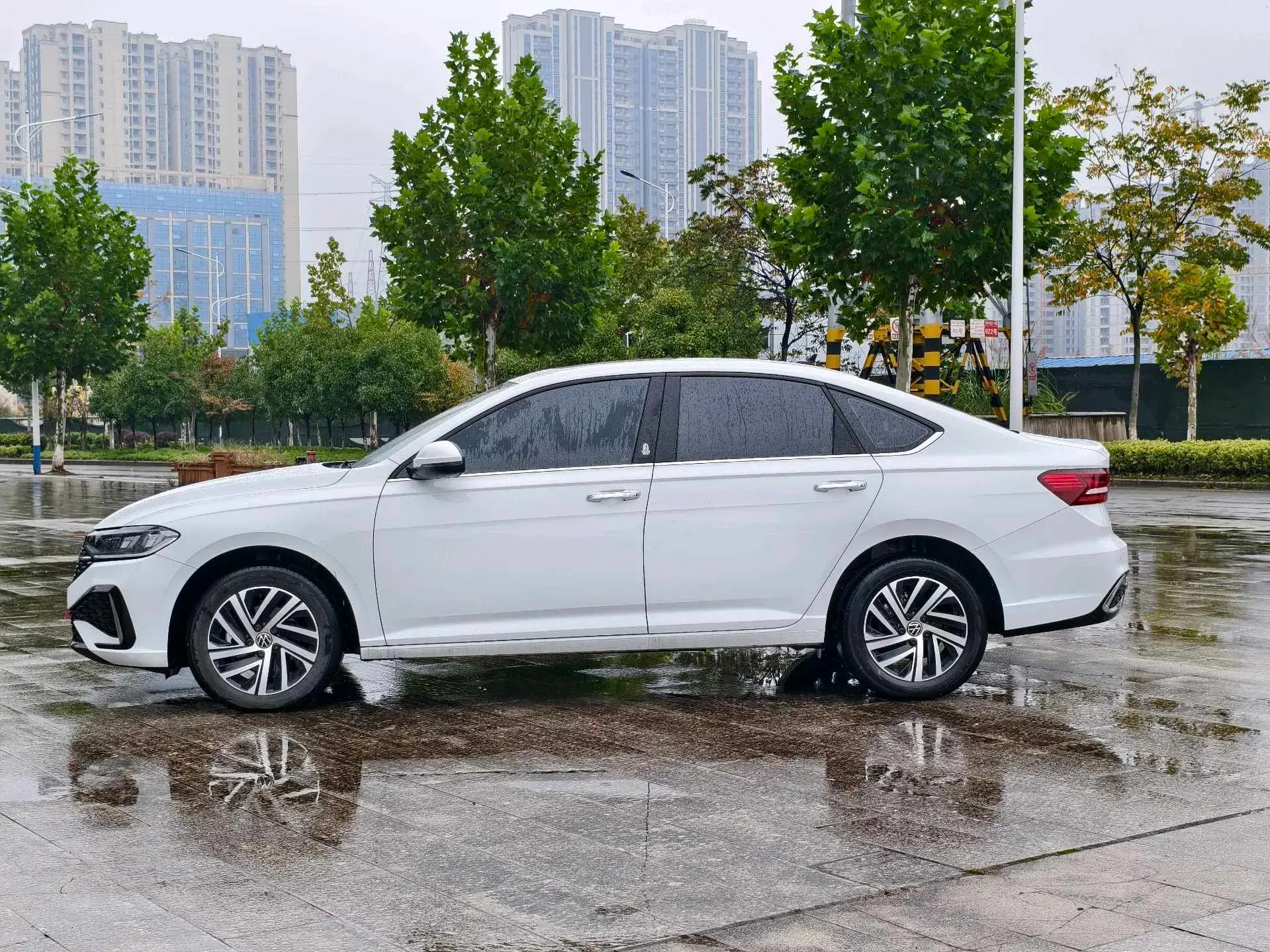 2023 VOLKSWAGEN LAVIDA thumbnail 3