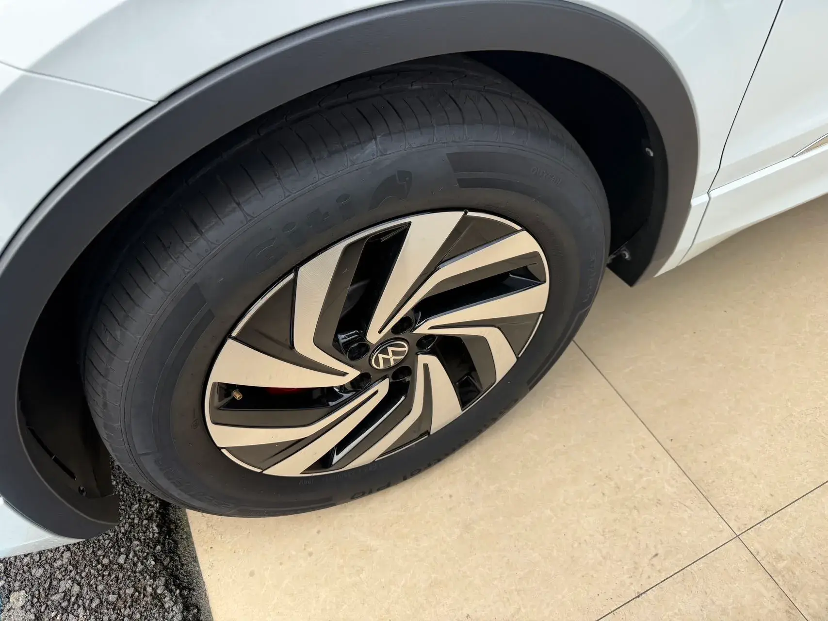 2024 VOLKSWAGEN TIGUAN thumbnail 2