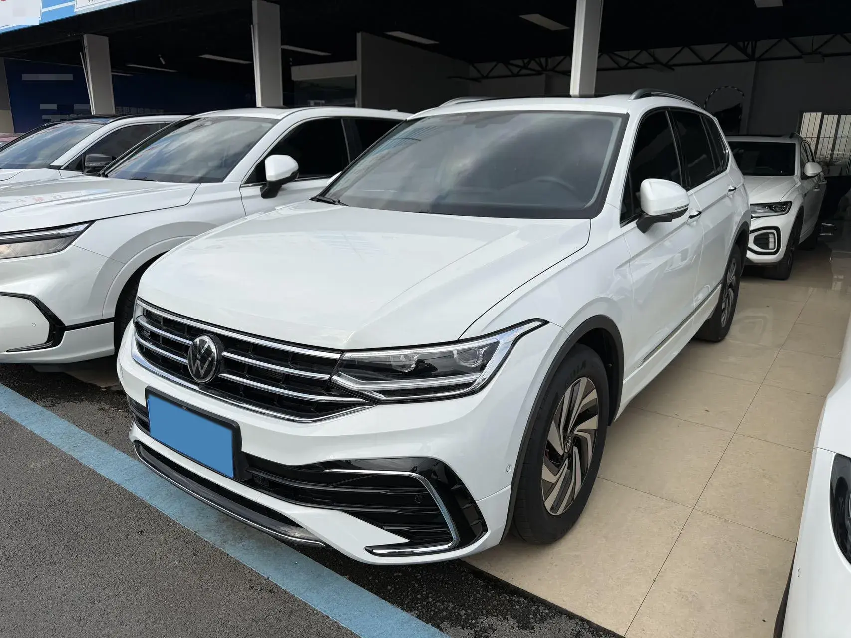 2024 VOLKSWAGEN TIGUAN view 1