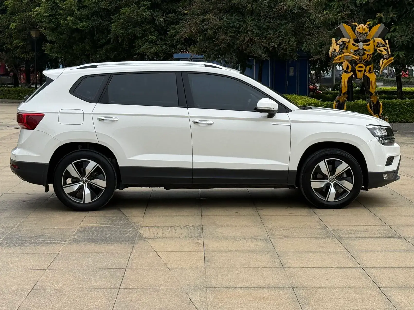 2021 VOLKSWAGEN THARU thumbnail 4