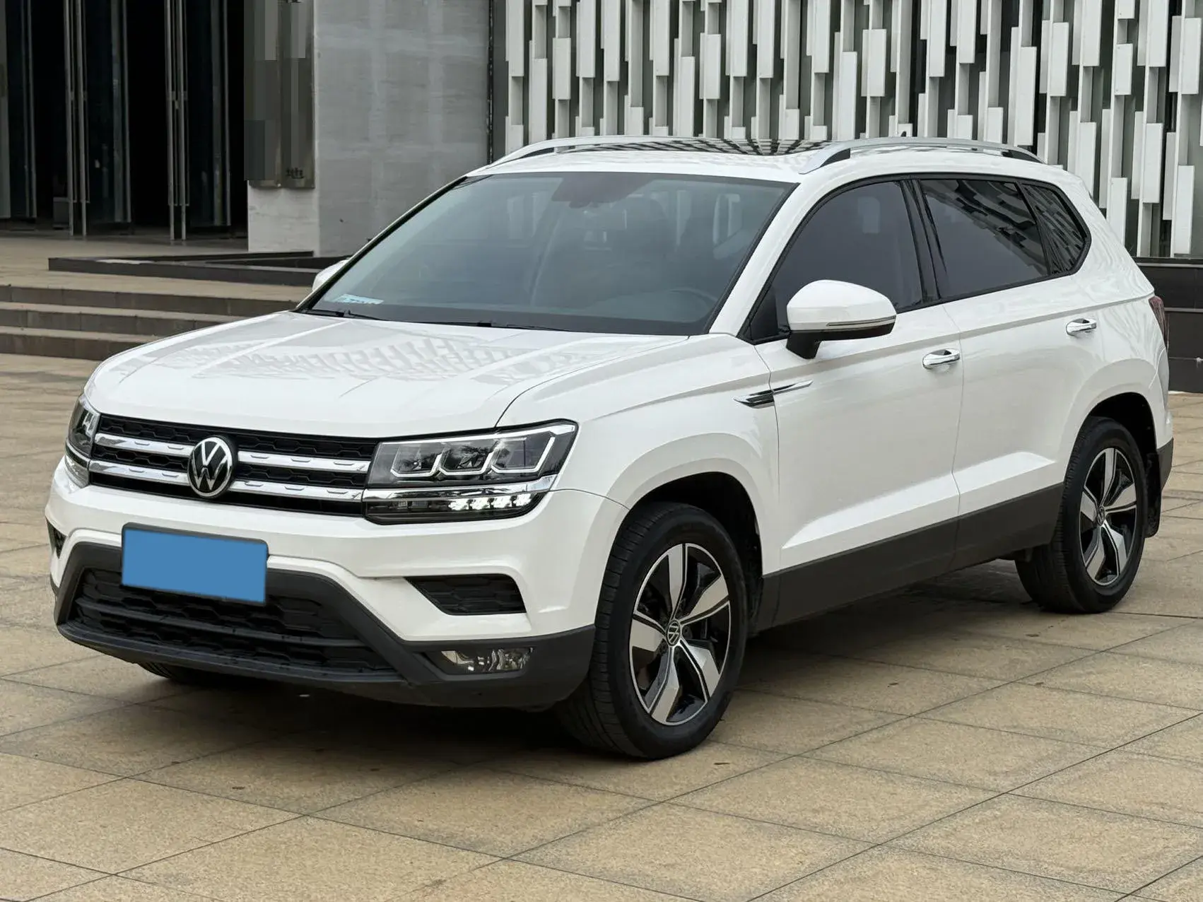 2021 VOLKSWAGEN THARU view 1