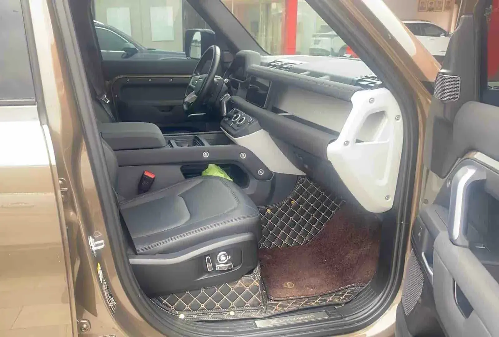 2023 LAND ROVER thumbnail 4