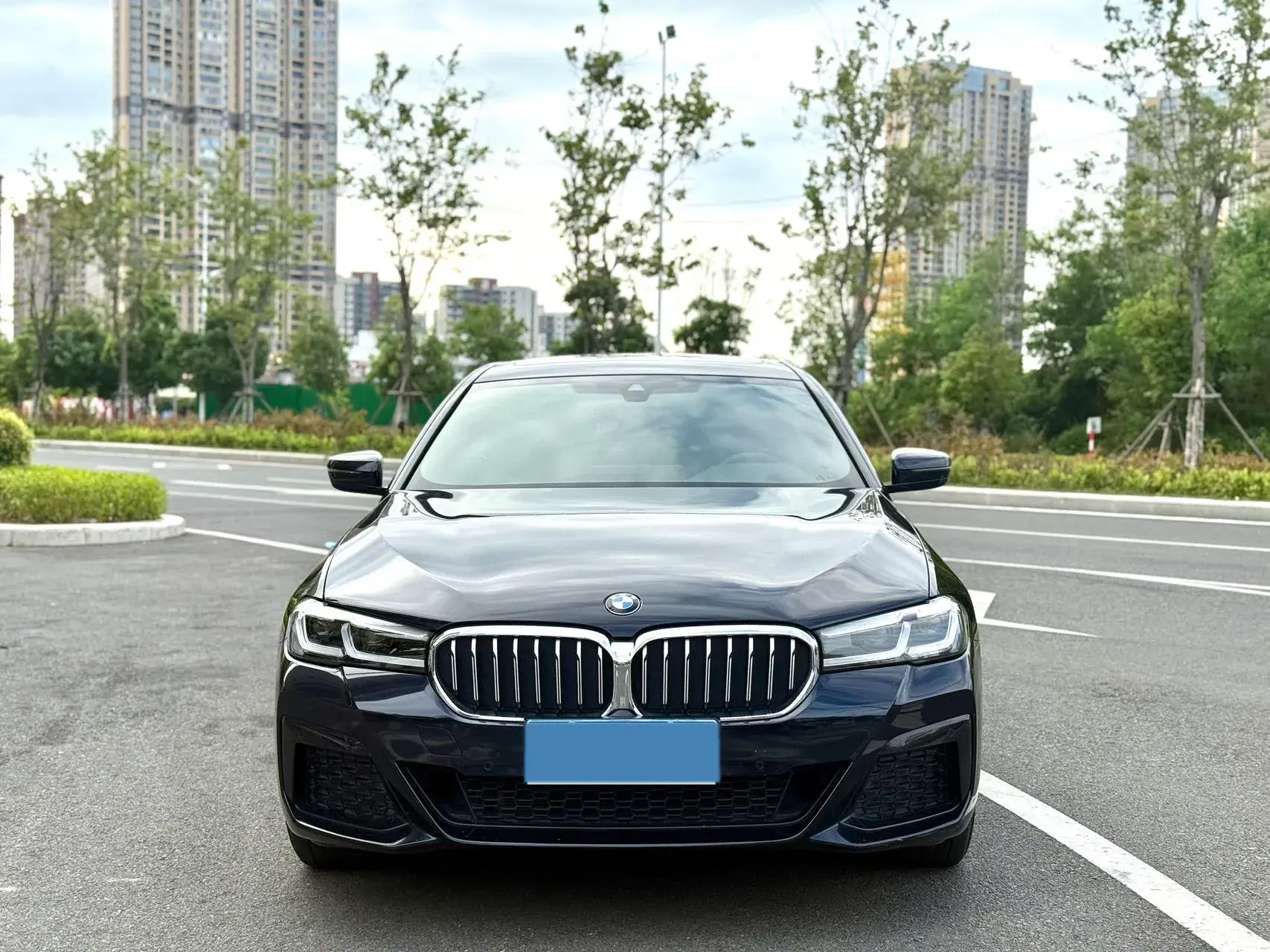 2023 BMW 5 thumbnail 2