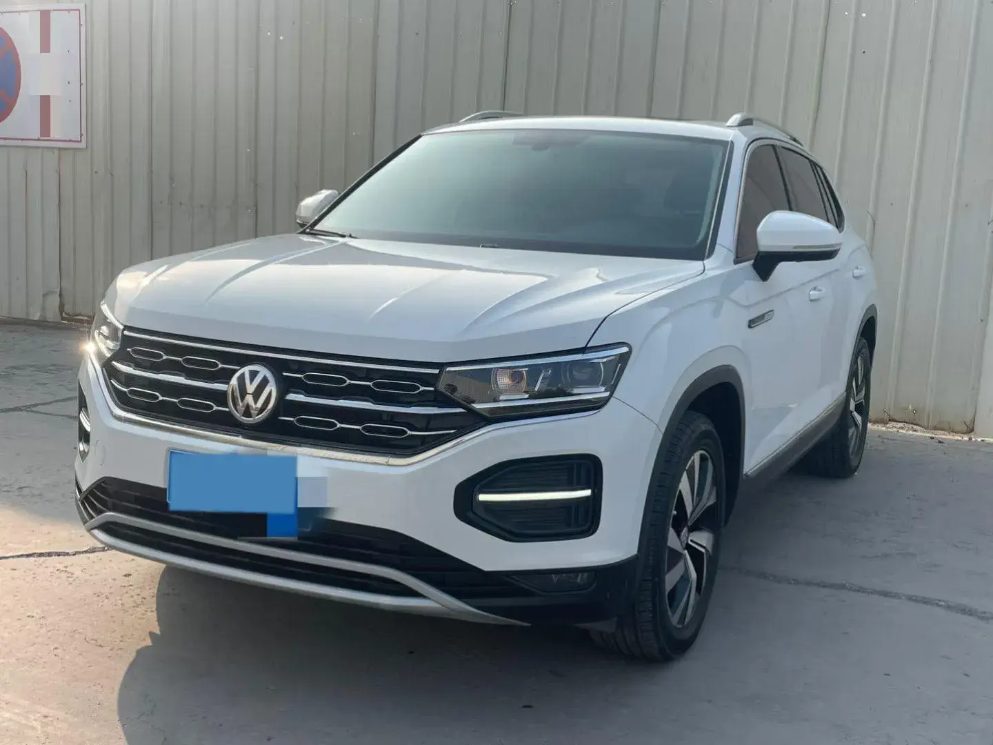 2021 VOLKSWAGEN TAYRON view 1