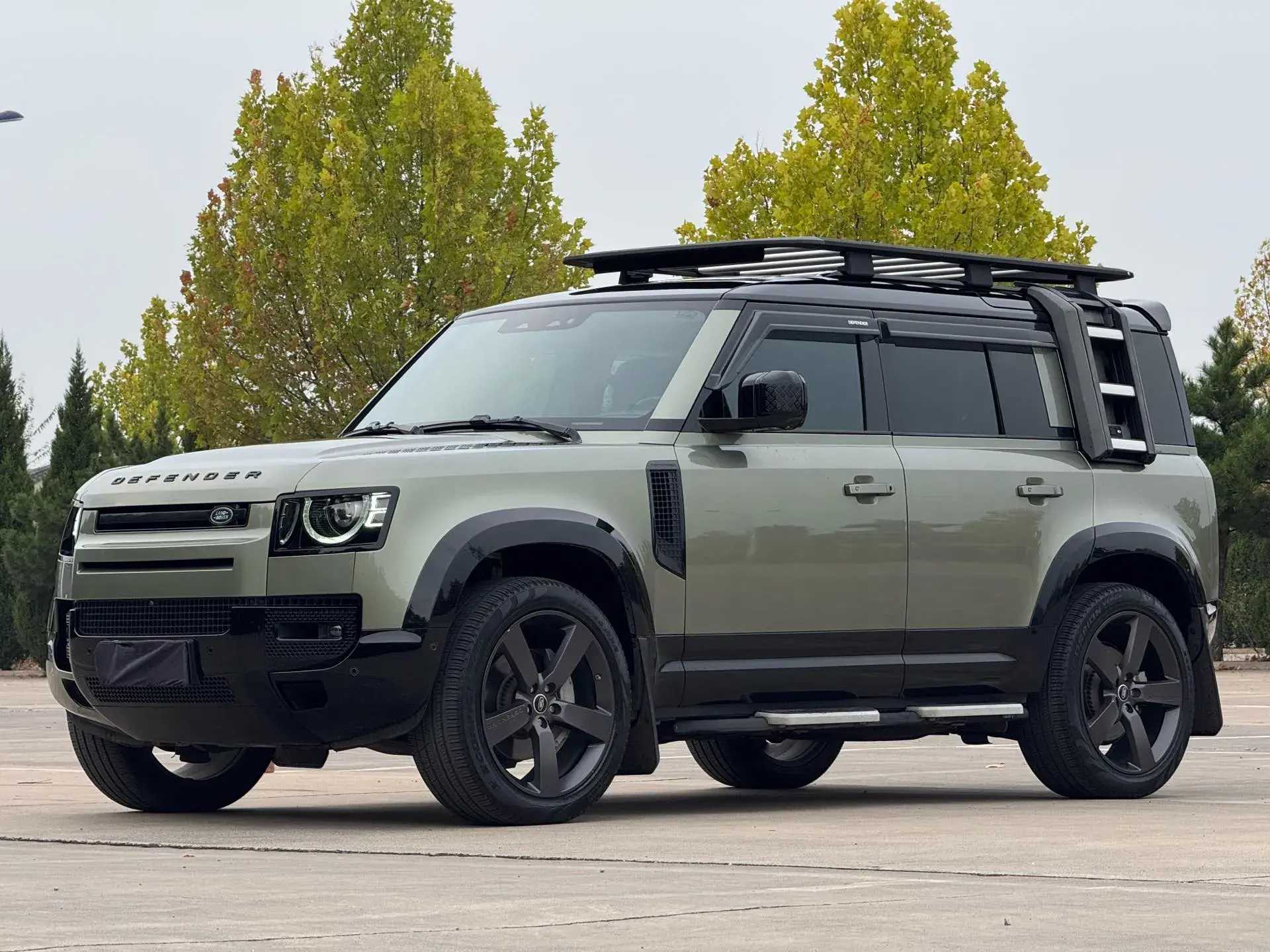 2023 LAND ROVER view 1