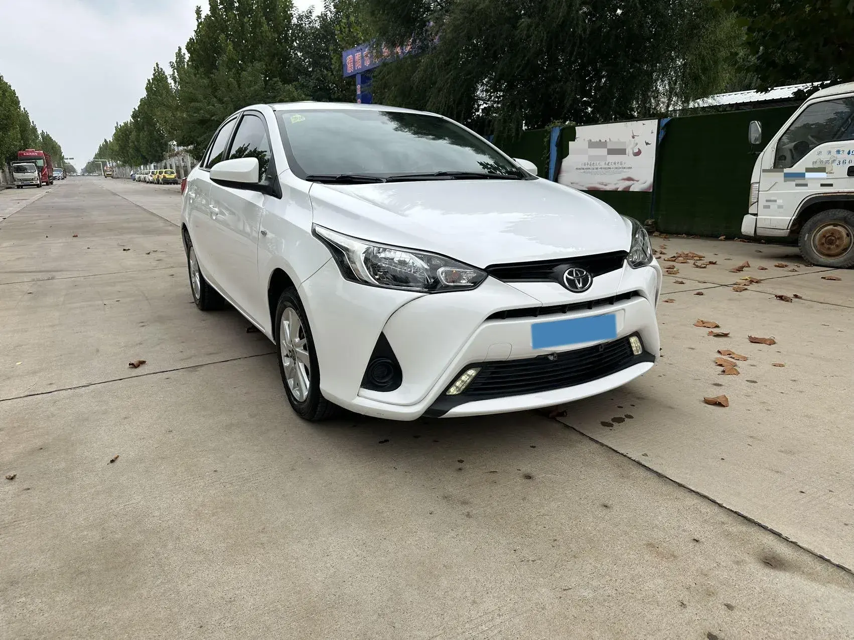 2017 TOYOTA YARIS thumbnail 3