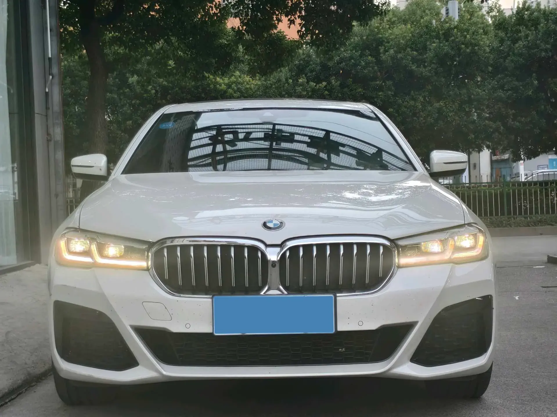 2023 BMW 5 thumbnail 2