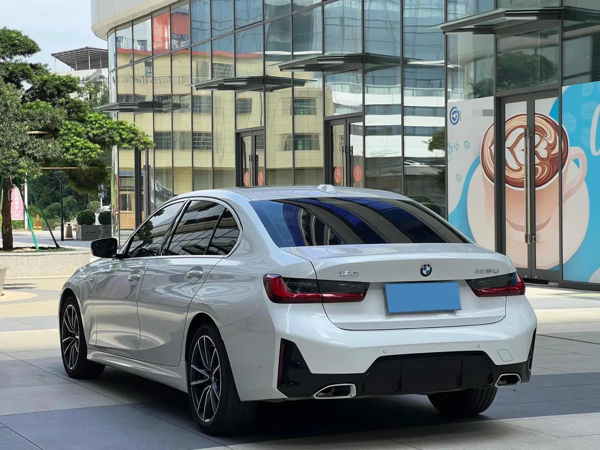 2025 BMW 3 thumbnail 4