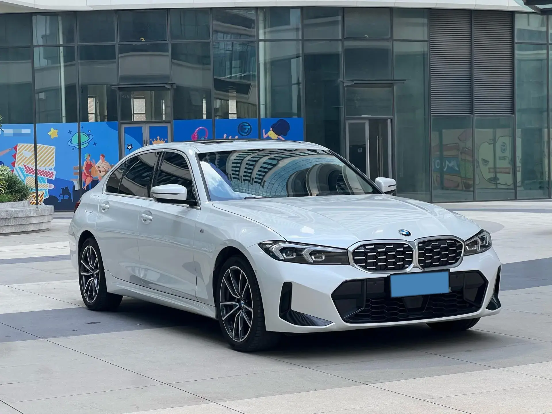 2025 BMW 3 thumbnail 3