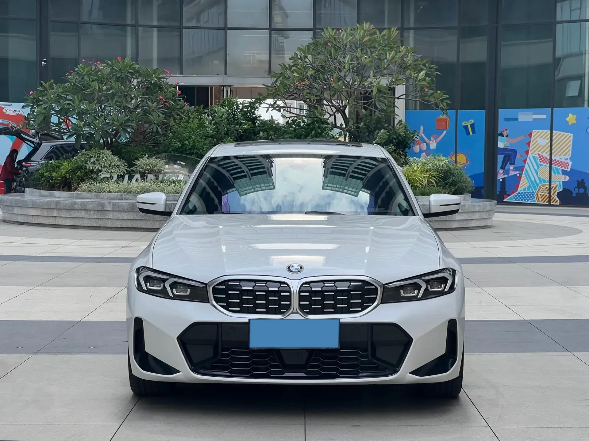 2025 BMW 3 thumbnail 2