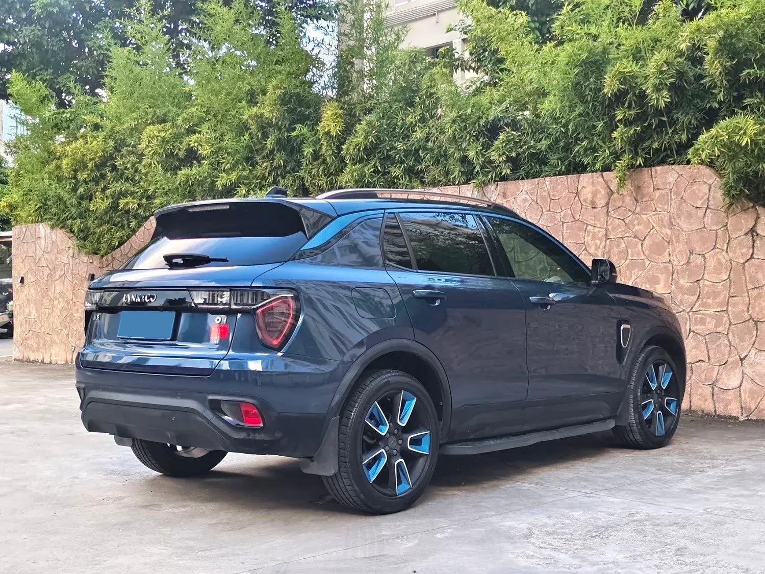 2017 LYNK&CO 01 thumbnail 4