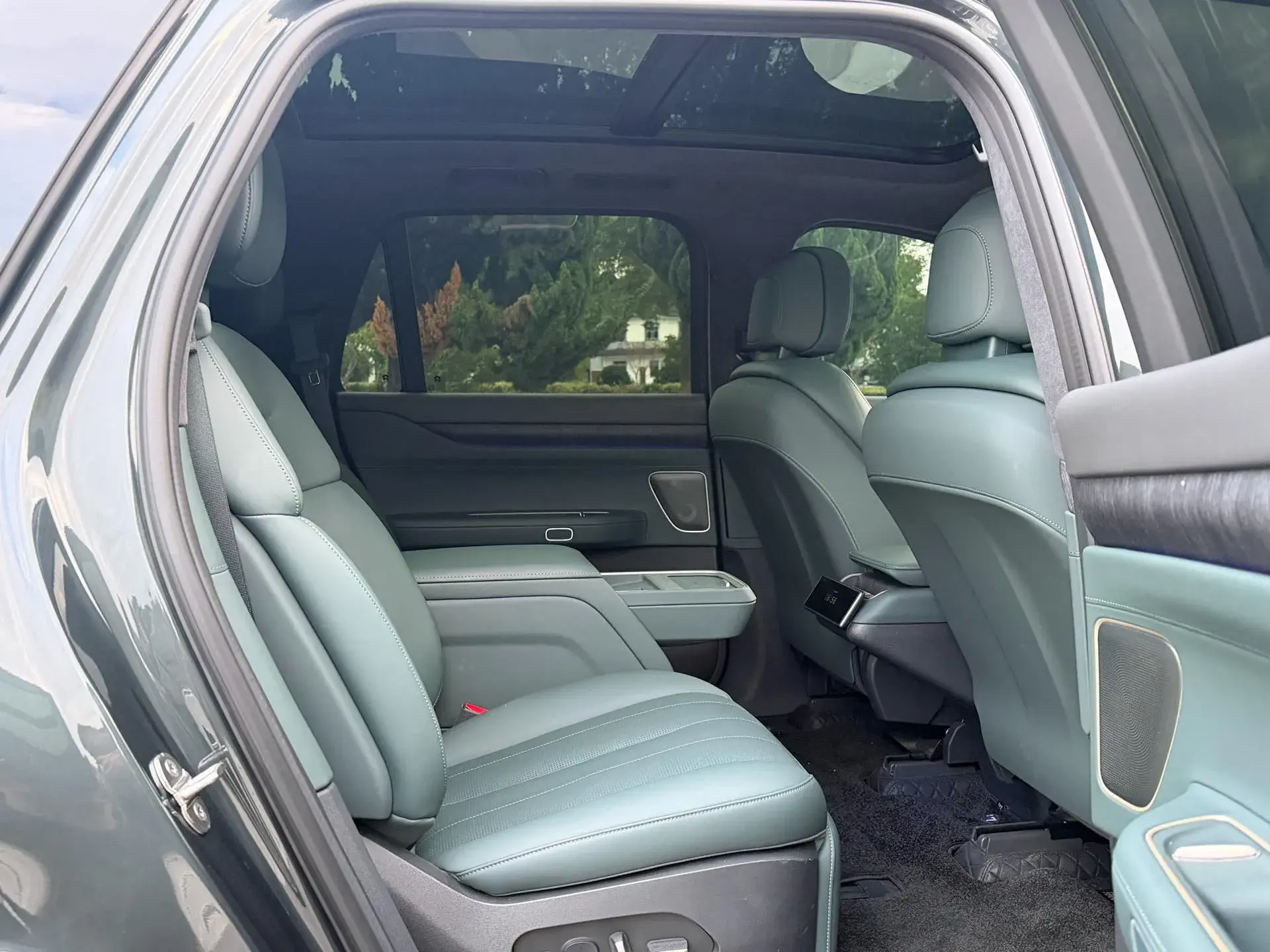 2023 NIO ES8 thumbnail 3