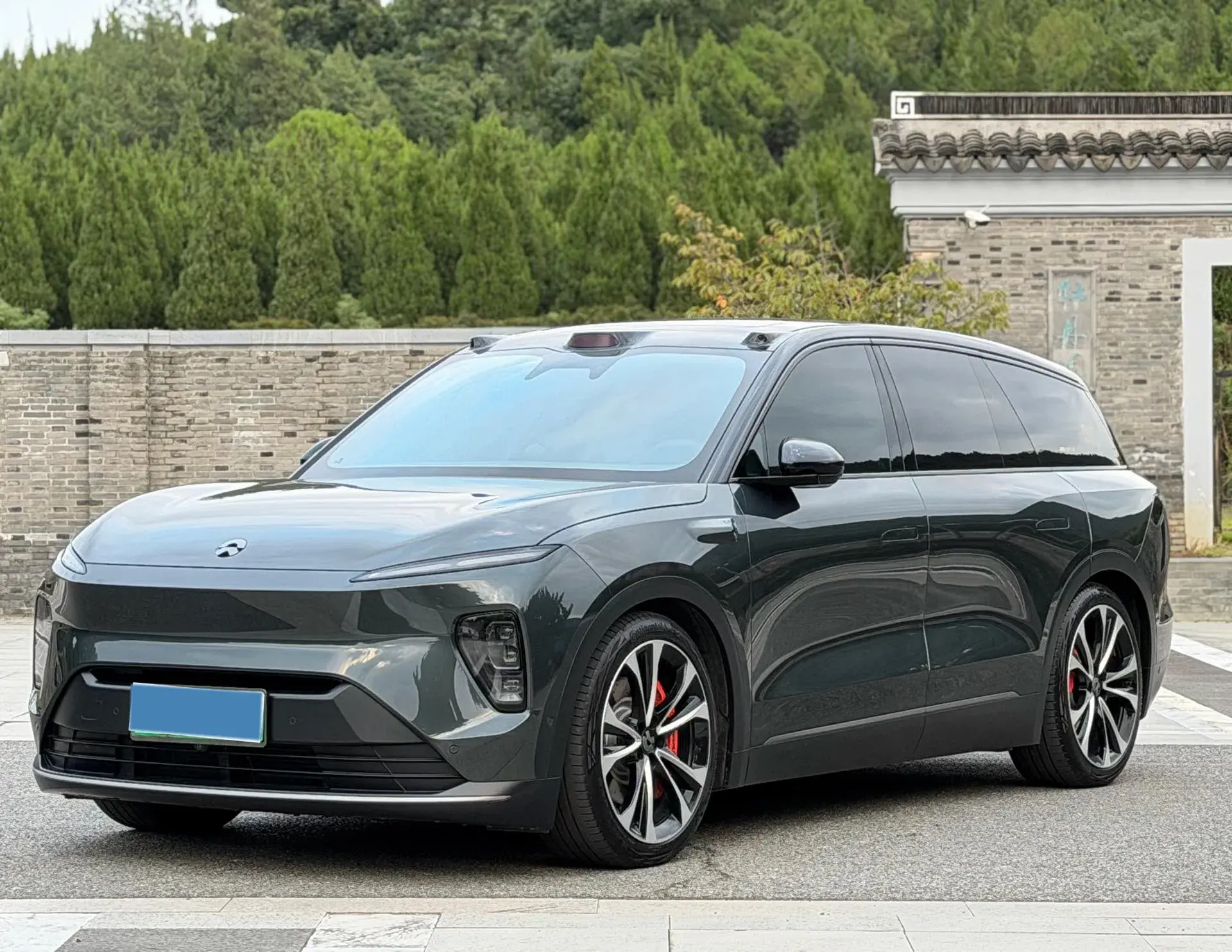 2023 NIO ES8 view 1