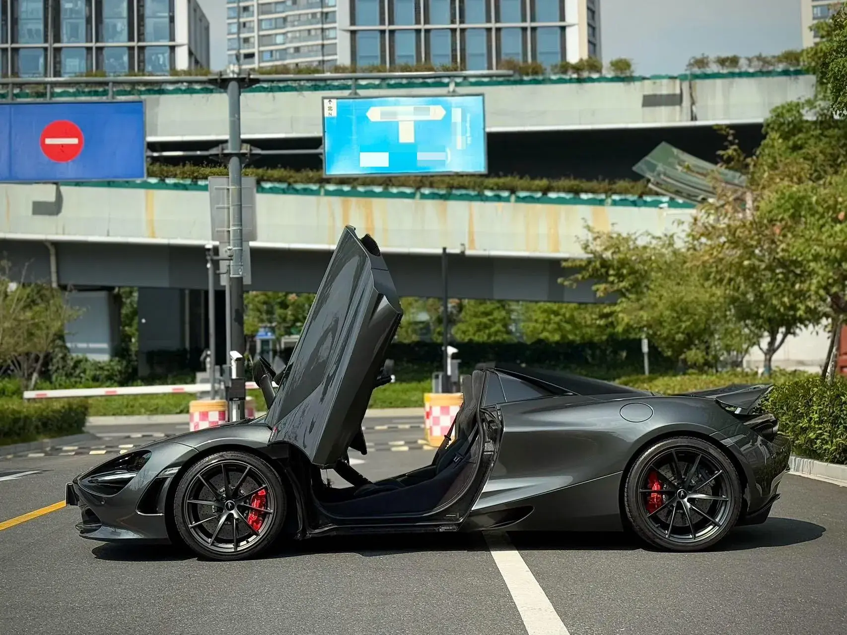 2019 MCLAREN 720S thumbnail 3