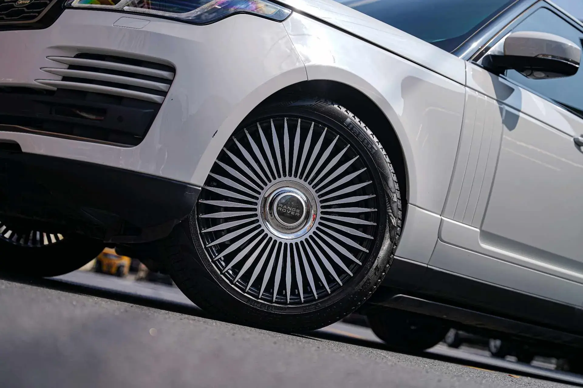 2018 LAND ROVER thumbnail 2