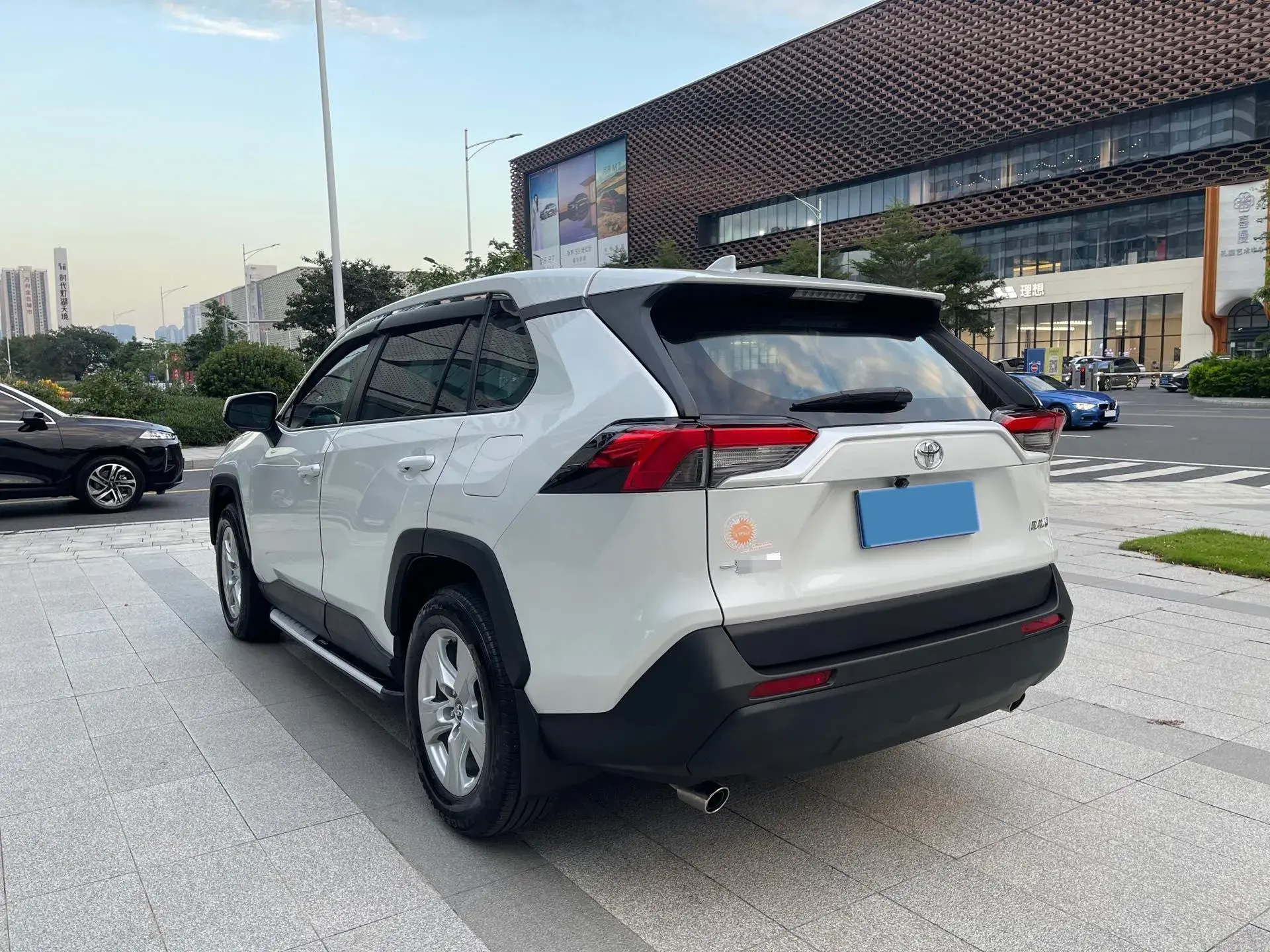2021 TOYOTA RAV4 thumbnail 4