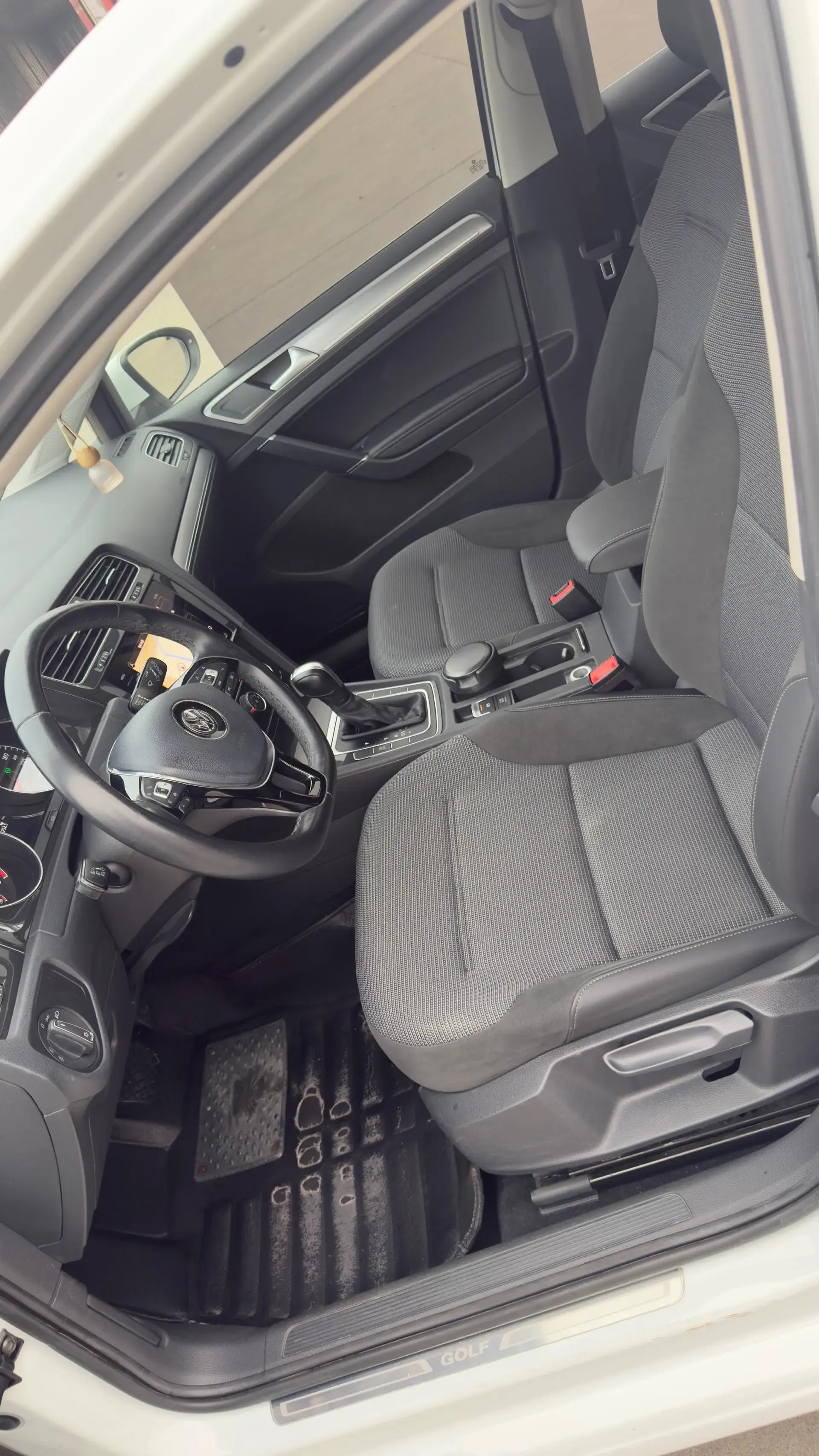 2019 VOLKSWAGEN GOLF thumbnail 3