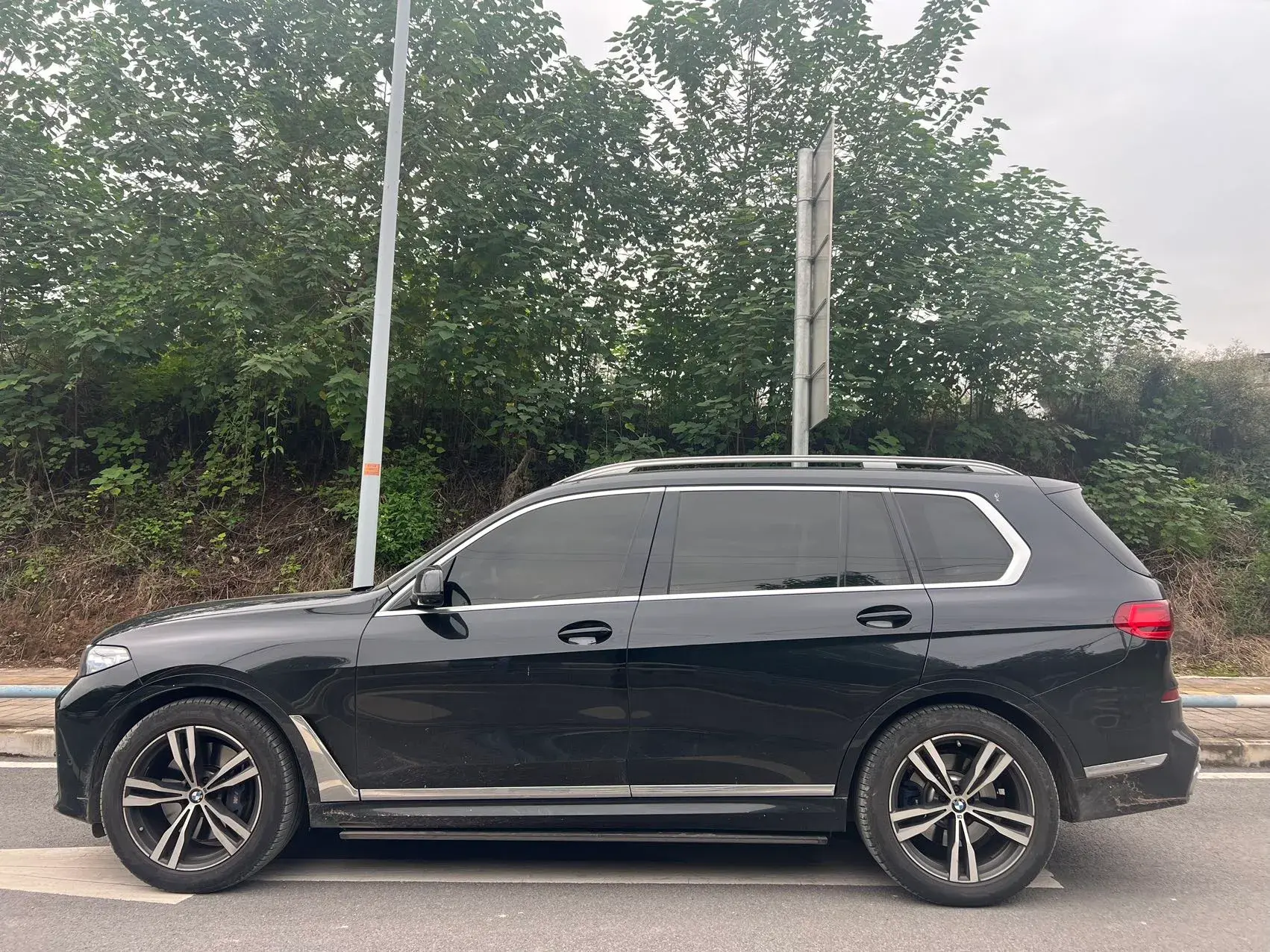 2021 BMW X7 thumbnail 3