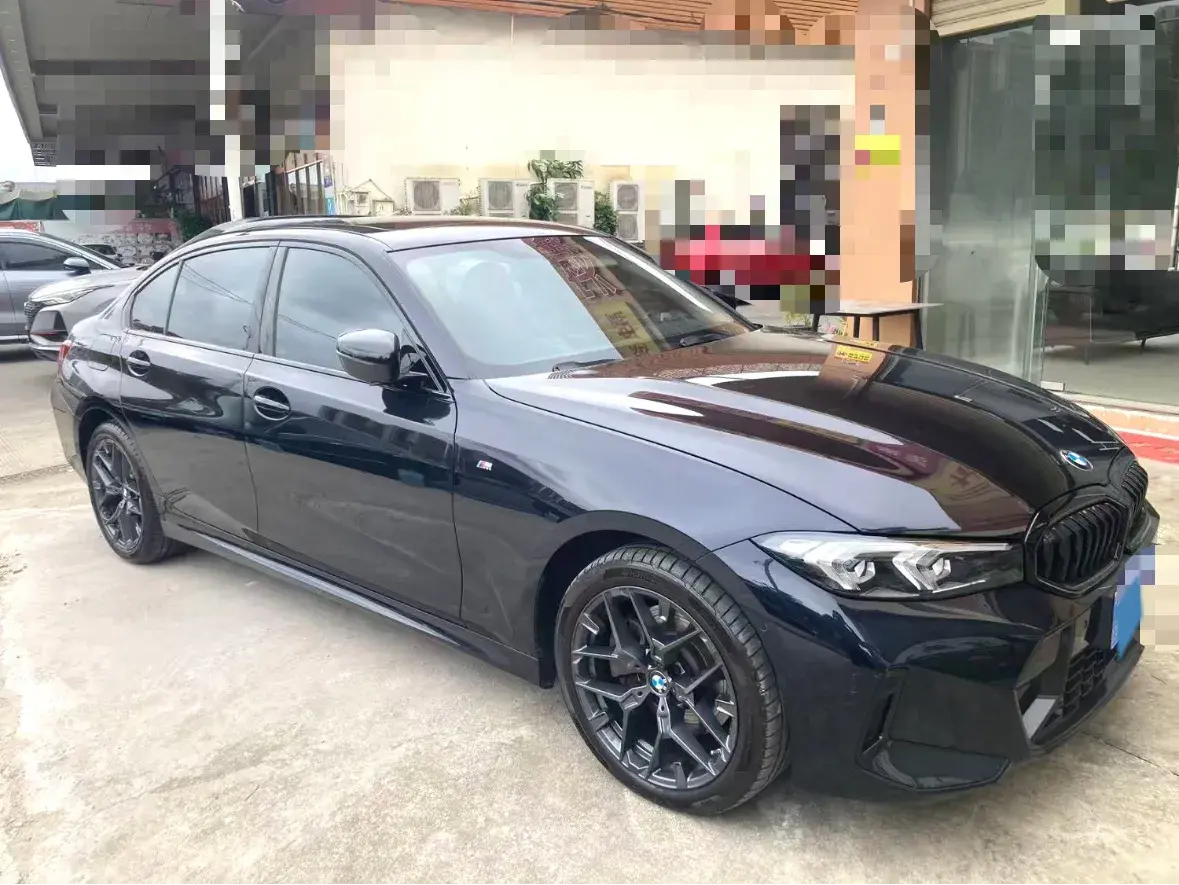 2025 BMW 3 thumbnail 2