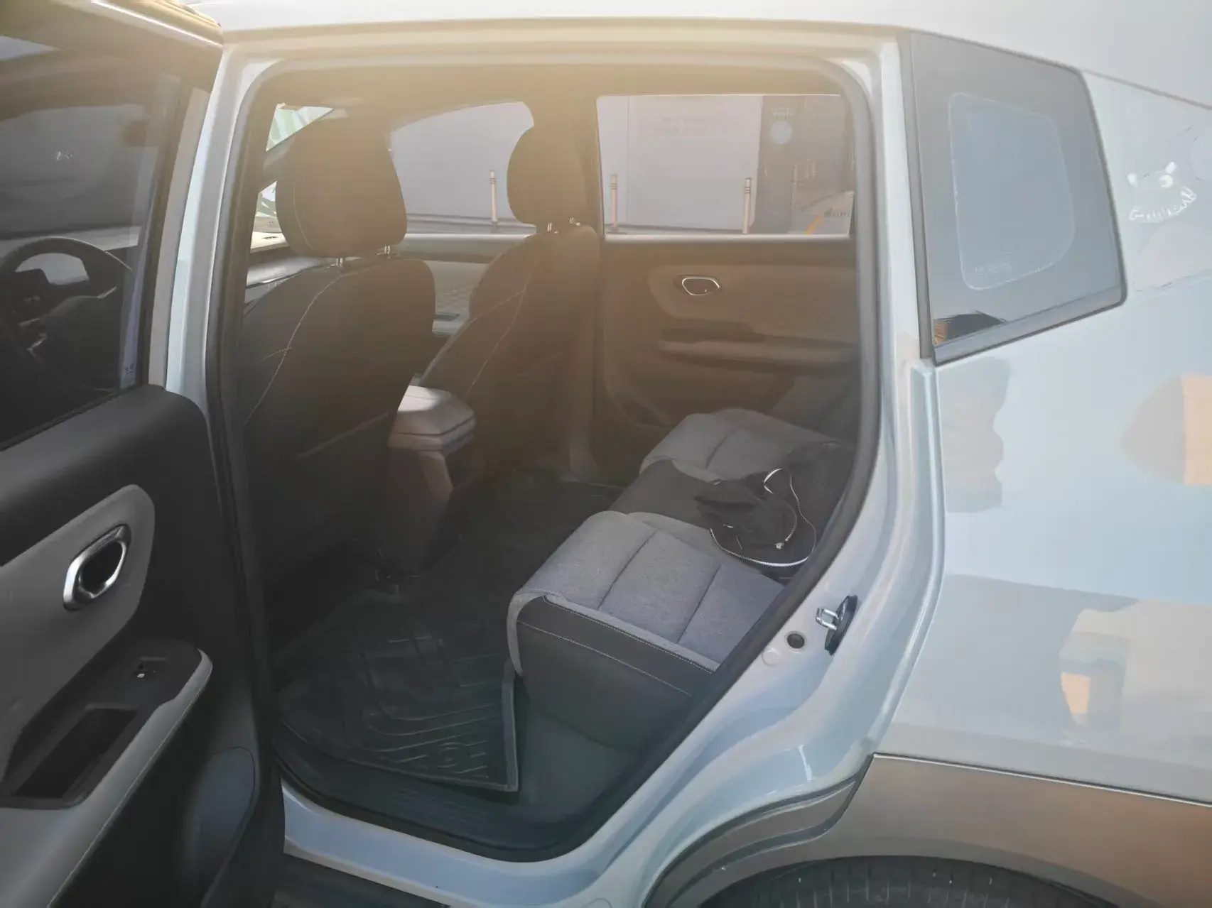 2021 AION Y thumbnail 3