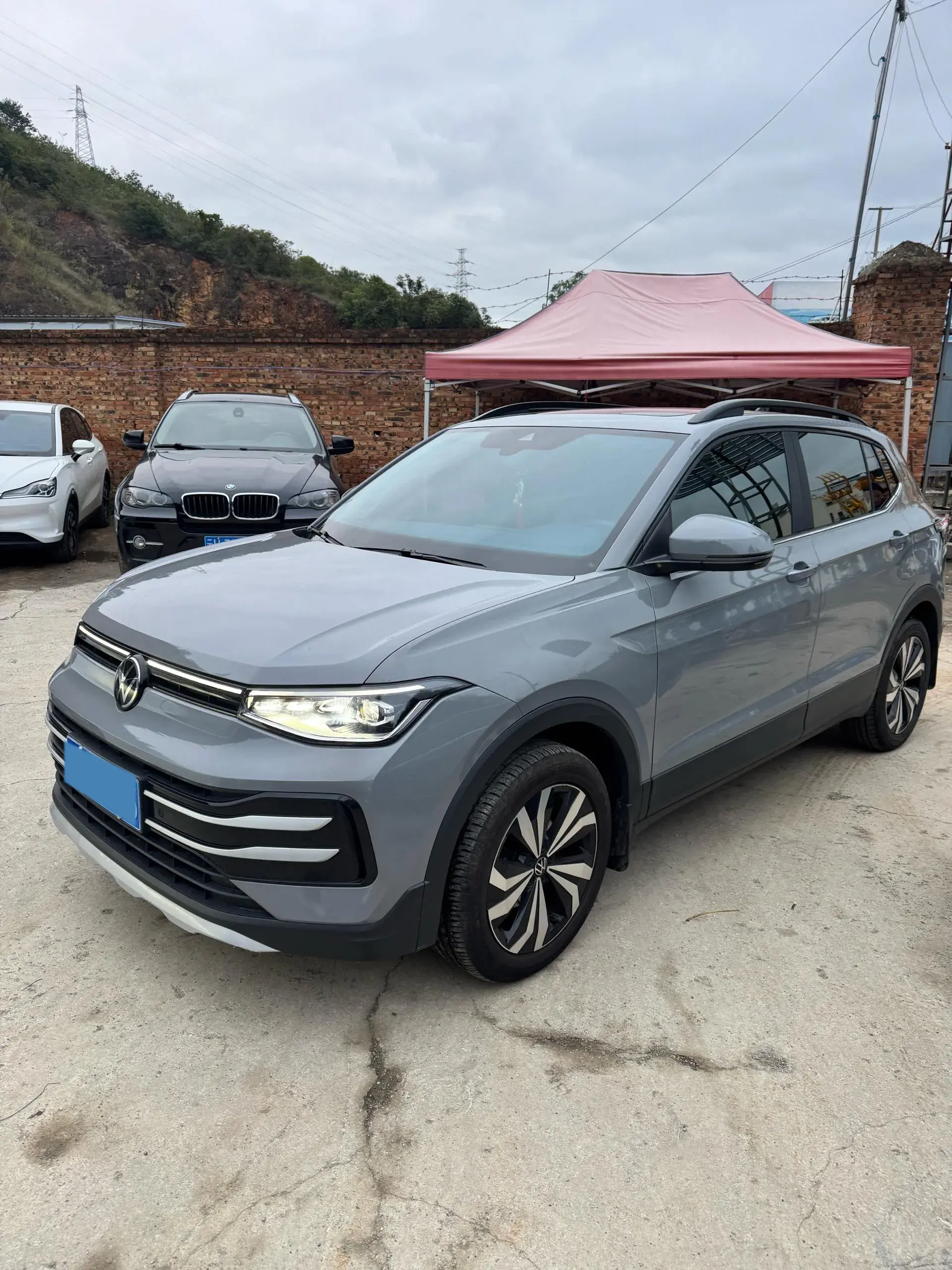 2025 VOLKSWAGEN THARU view 1