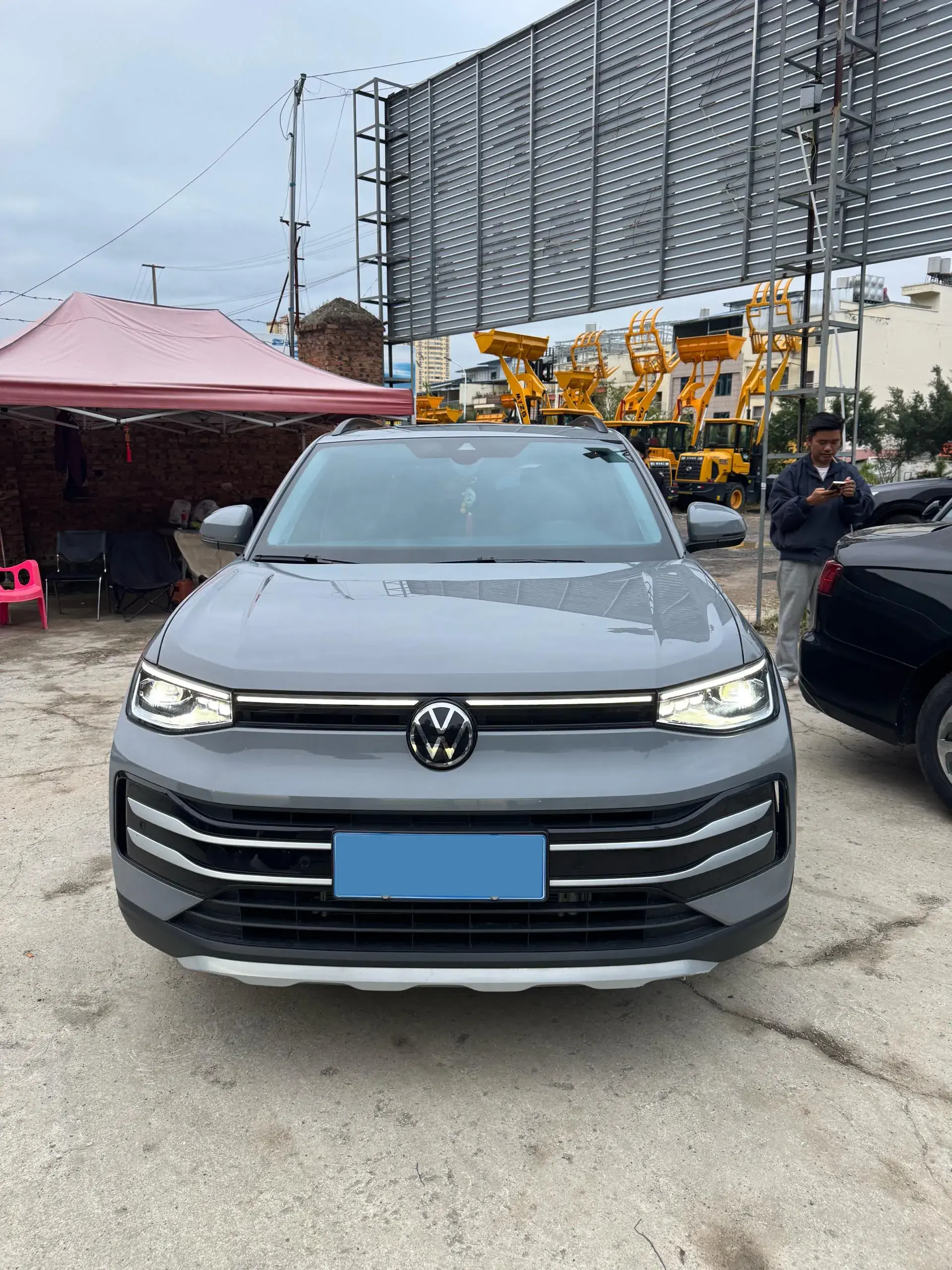 2025 VOLKSWAGEN THARU thumbnail 2