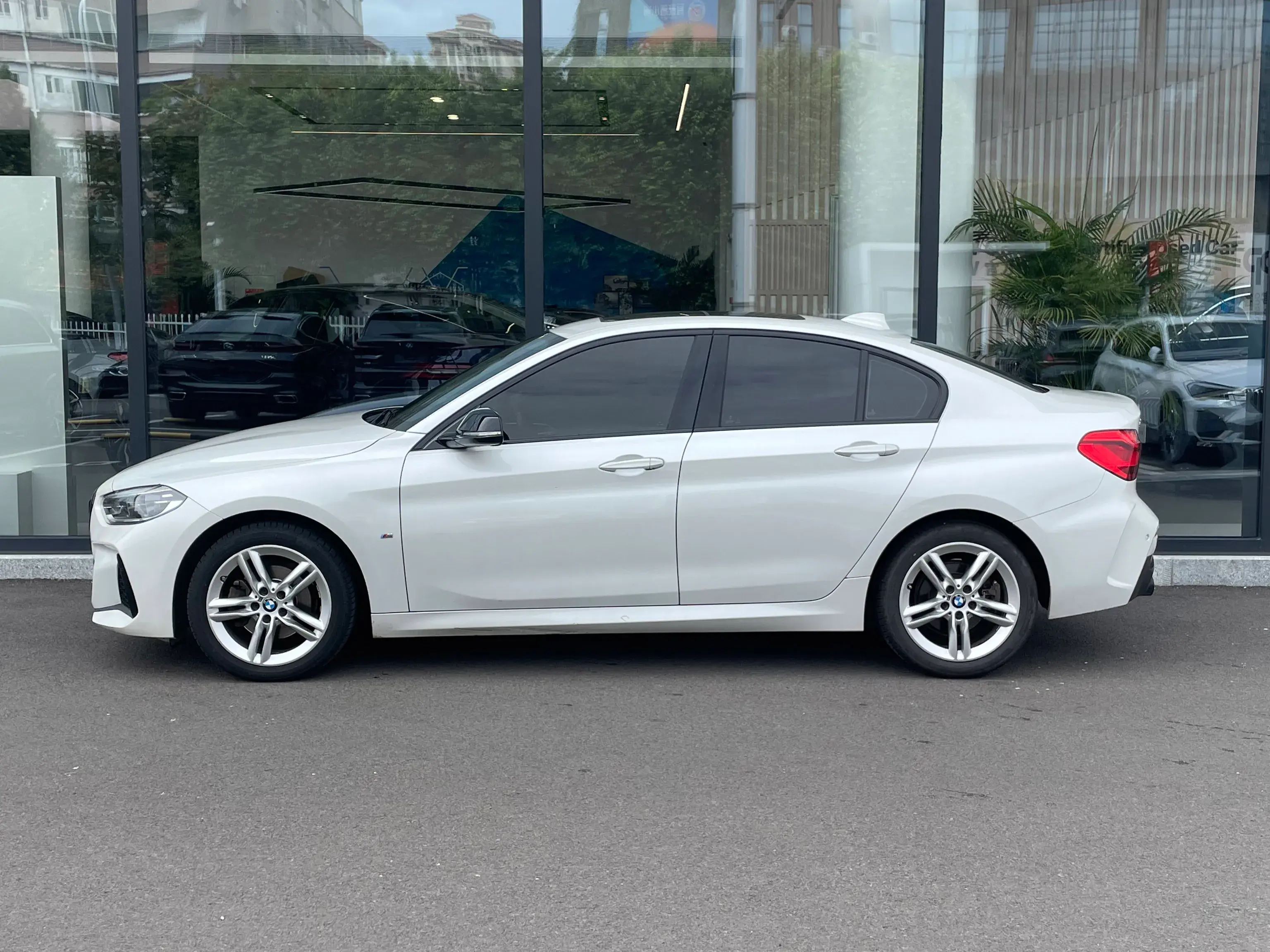 2021 BMW 1 thumbnail 4