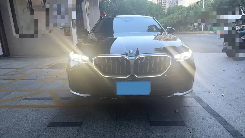 2024 BMW 5 thumbnail 2