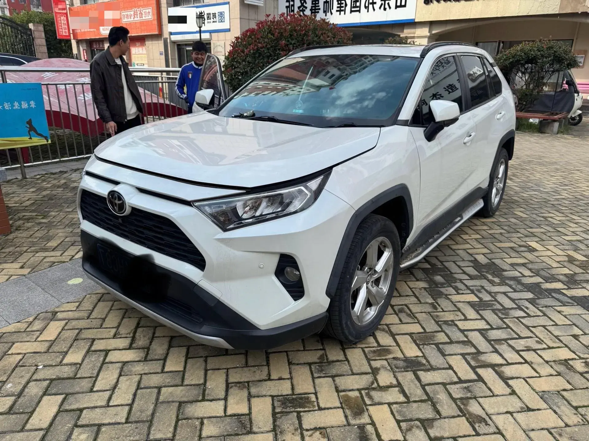 2020 TOYOTA RAV4 view 1
