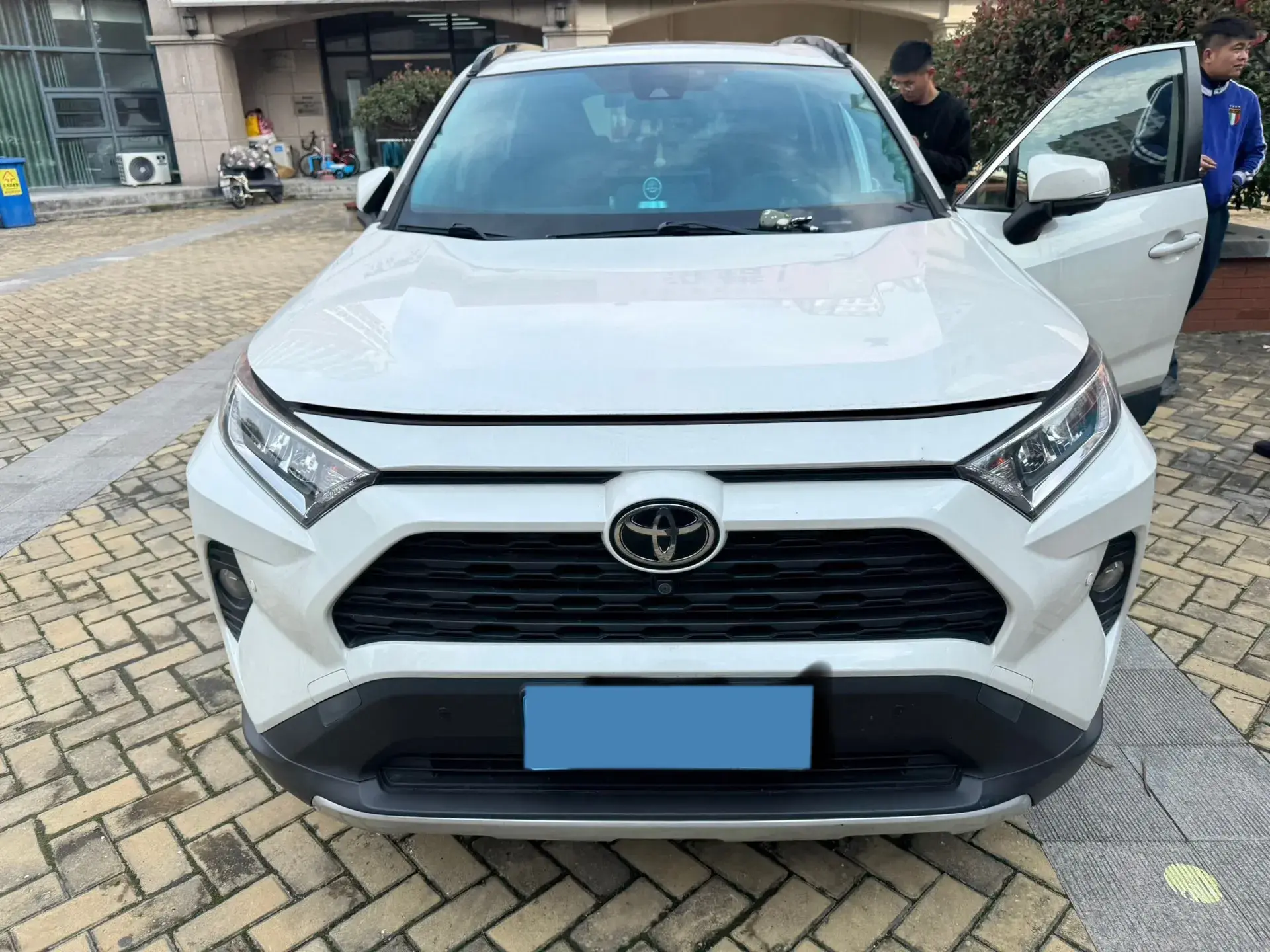 2020 TOYOTA RAV4 thumbnail 2