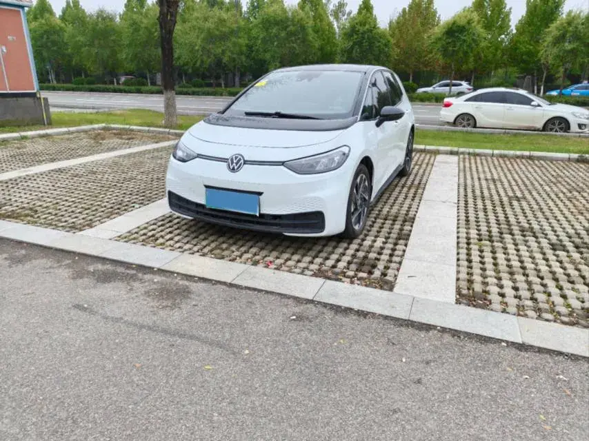 2025 VOLKSWAGEN ID.3 view 1