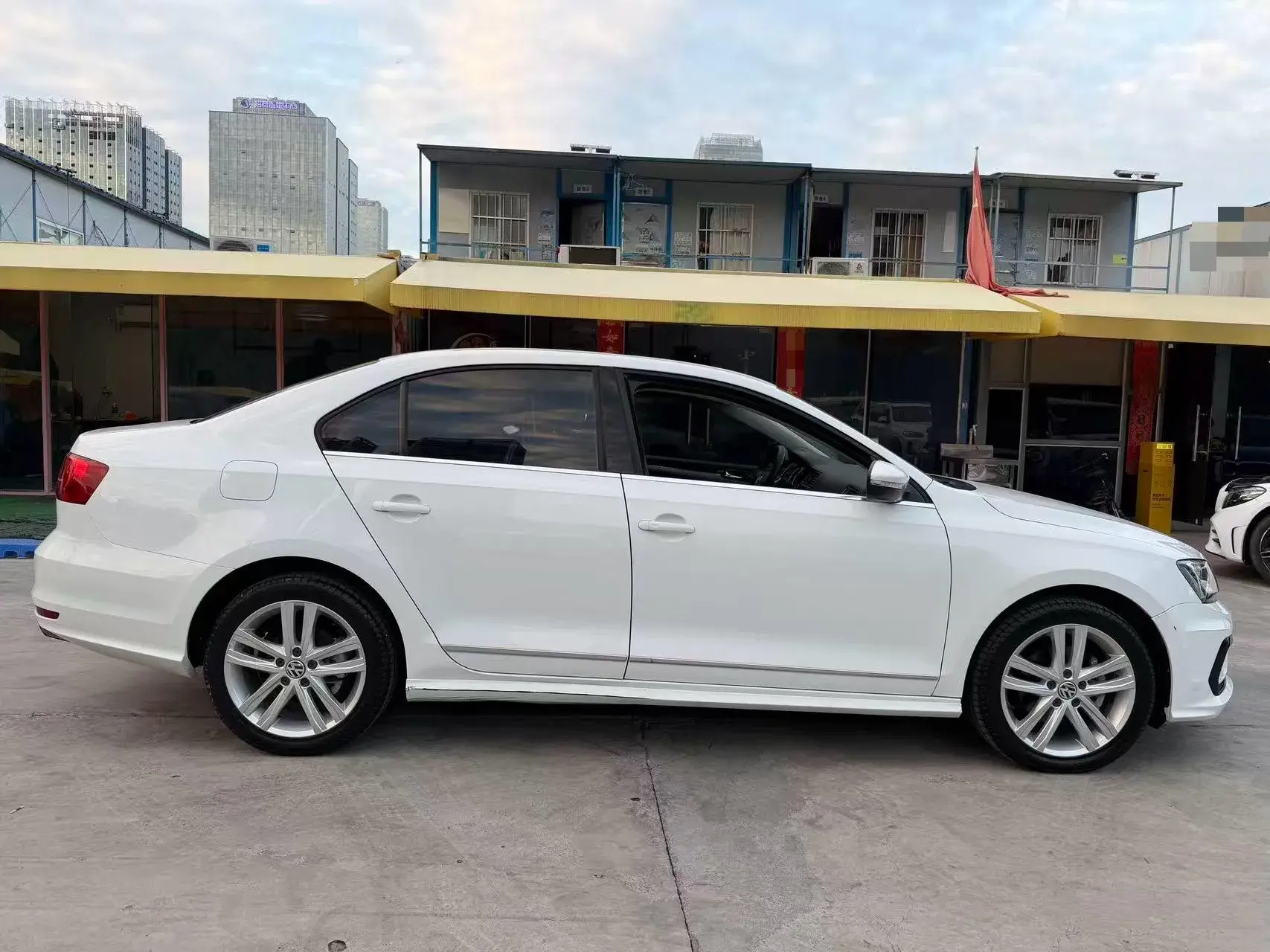 2018 VOLKSWAGEN SAGITAR thumbnail 3