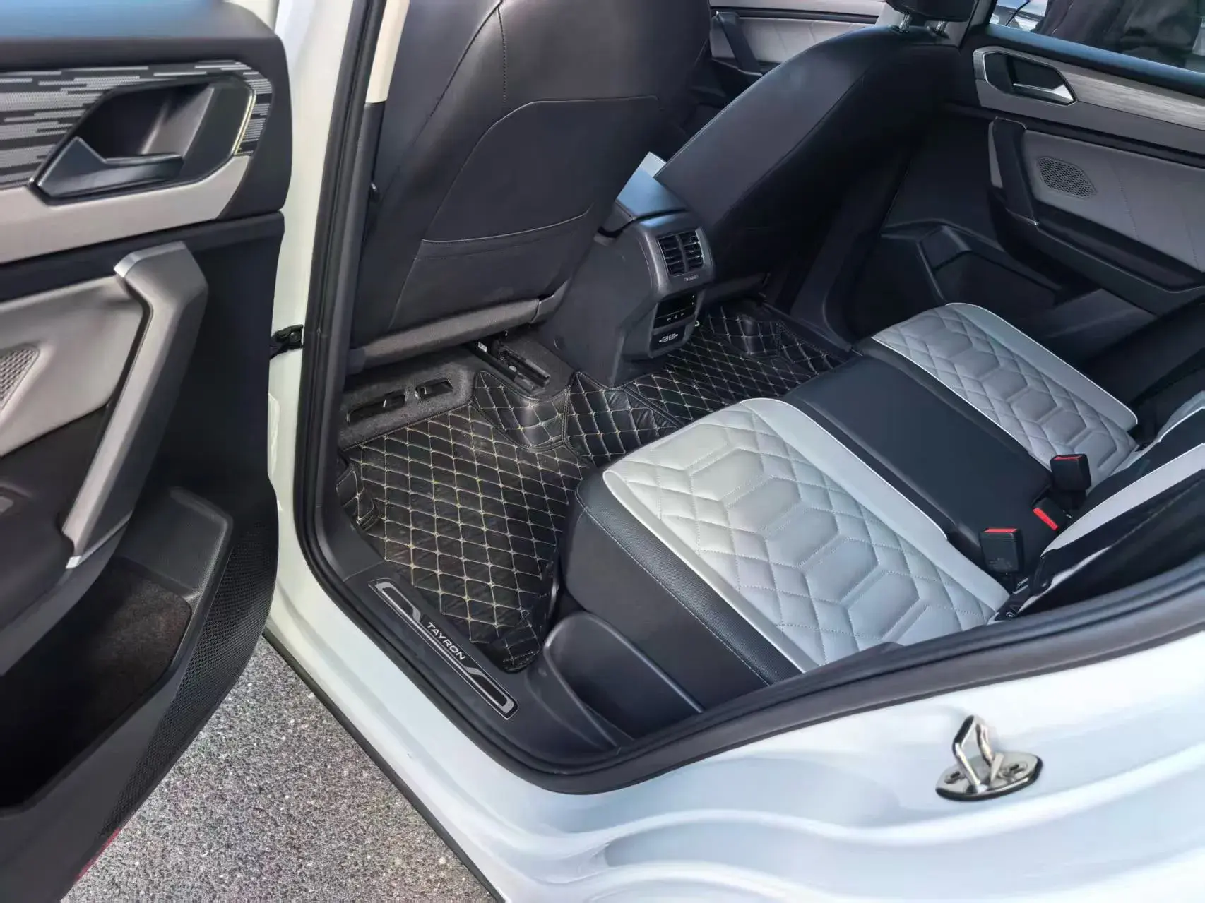 2024 VOLKSWAGEN TAYRON thumbnail 2