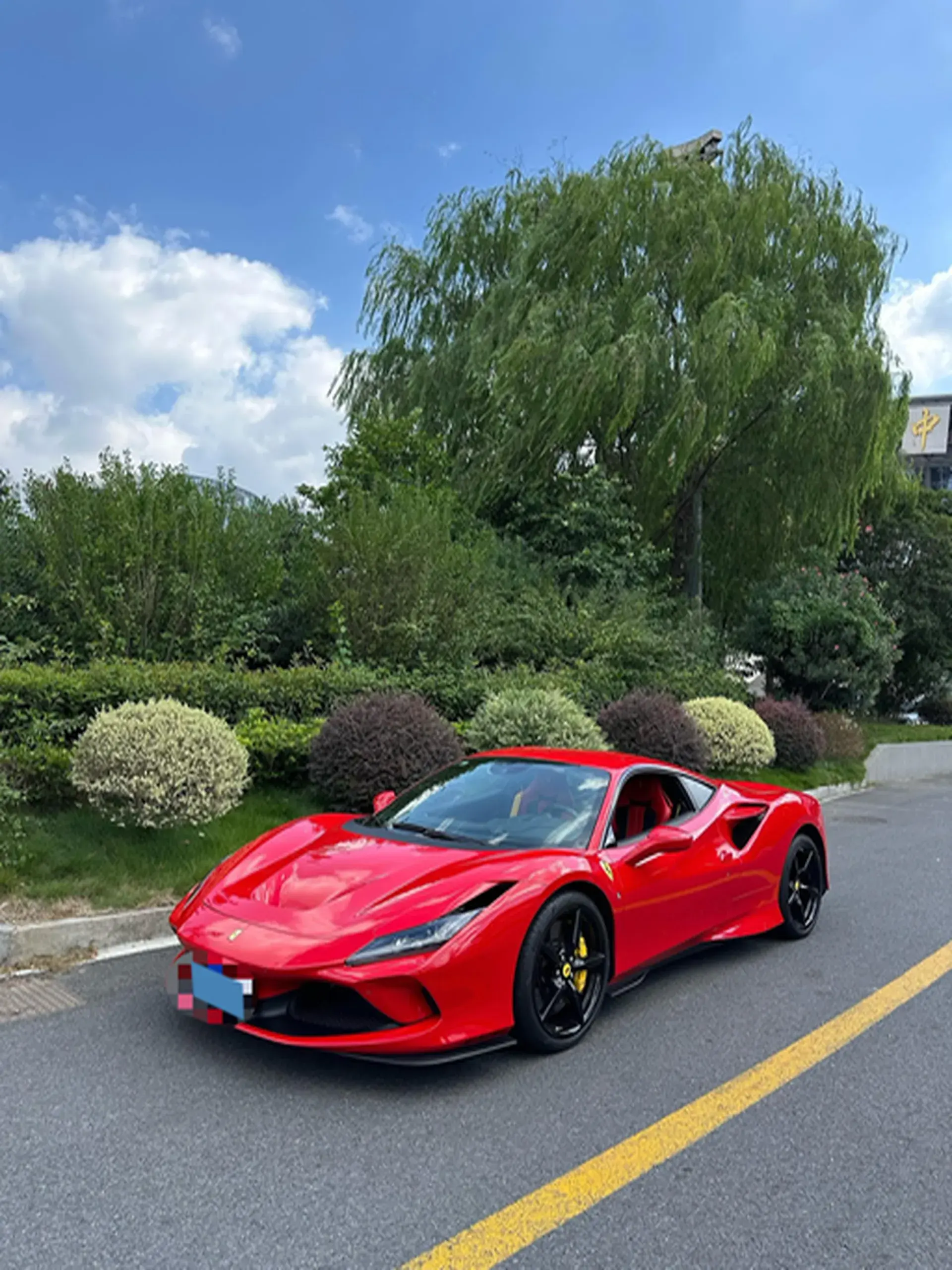 2019 FERRARI F8 view 1