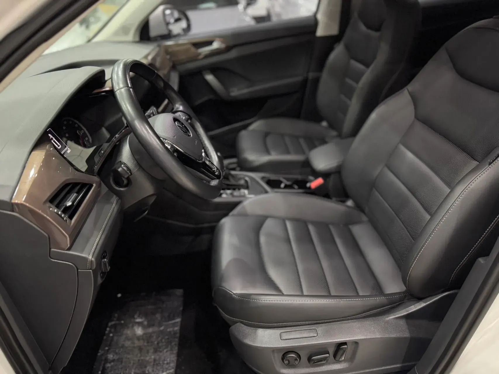 2021 VOLKSWAGEN THARU thumbnail 4