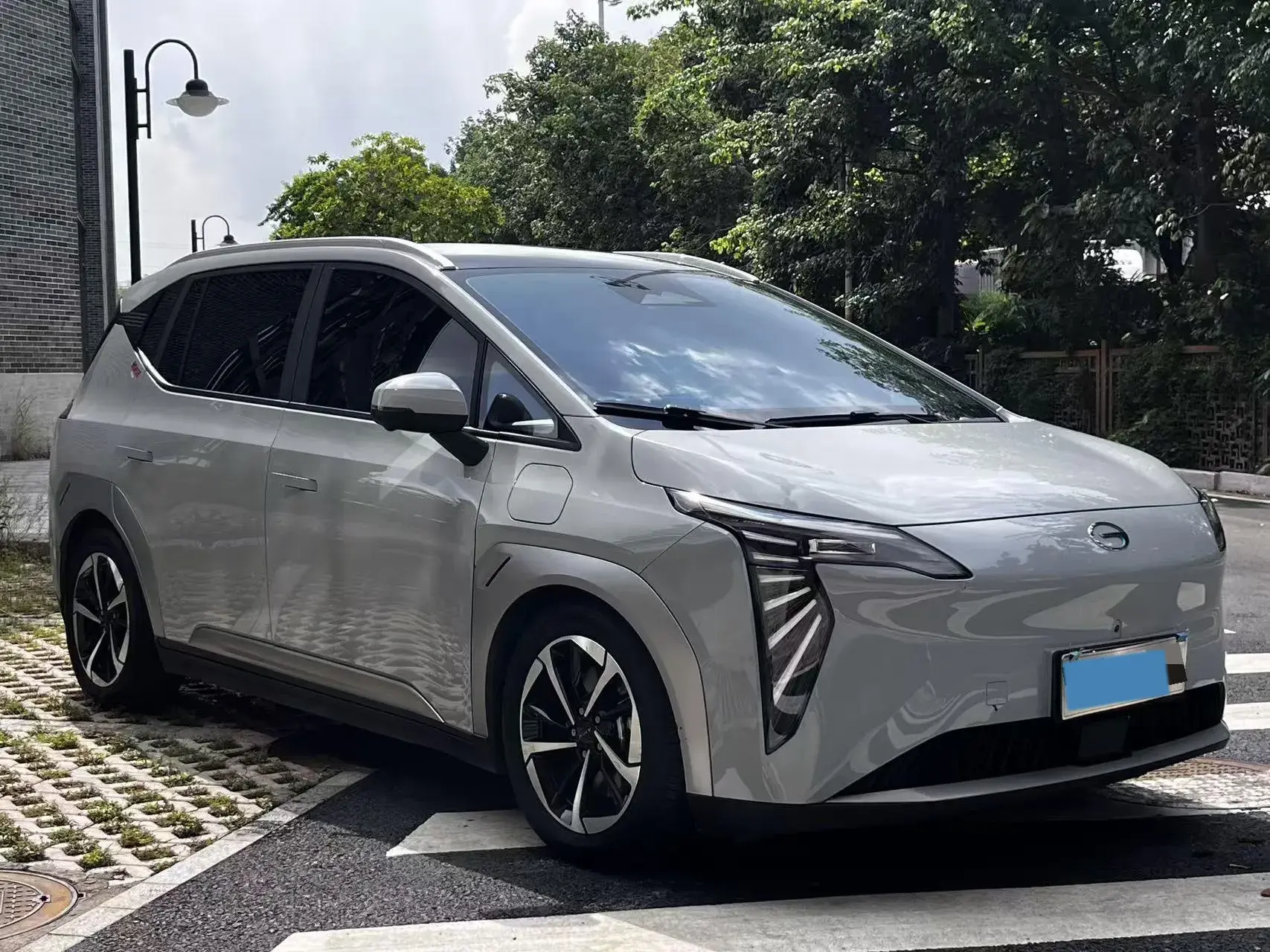 2023 AION Y thumbnail 3