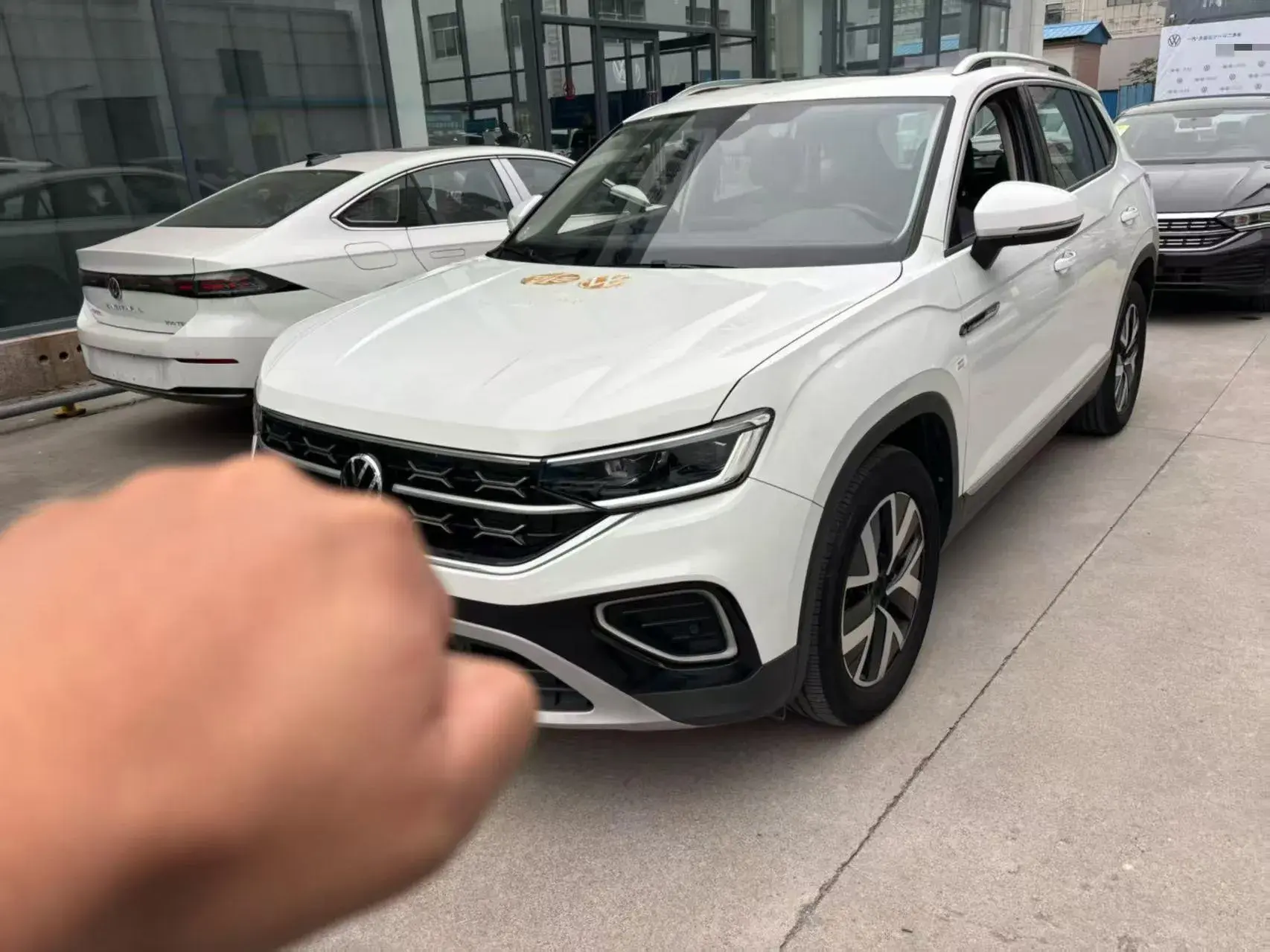 2023 VOLKSWAGEN TAYRON view 1