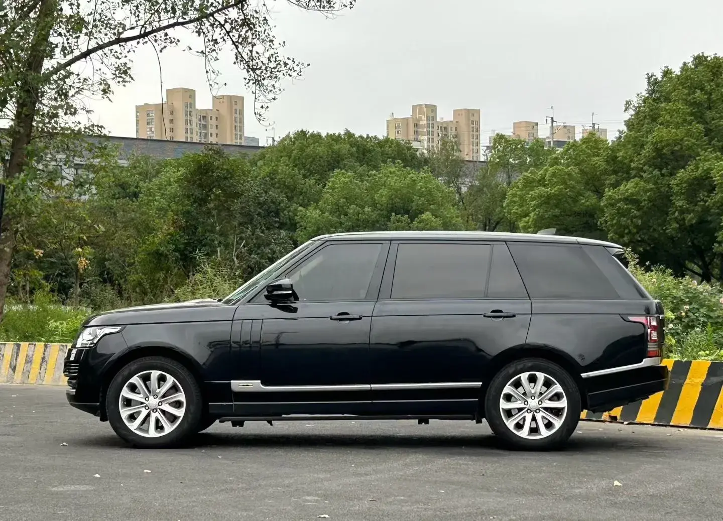 2017 LAND ROVER thumbnail 2