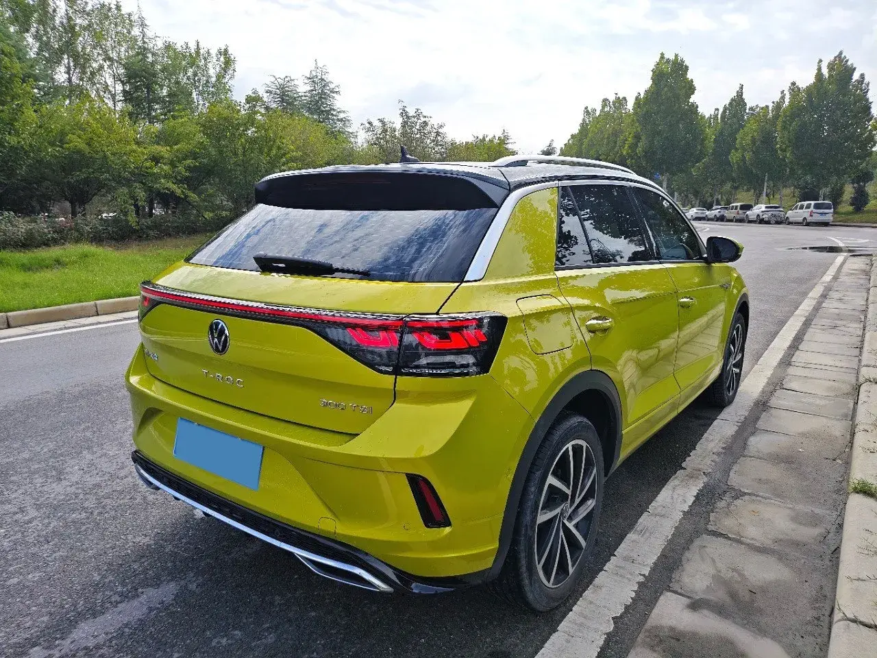 2023 VOLKSWAGEN T-ROC thumbnail 4