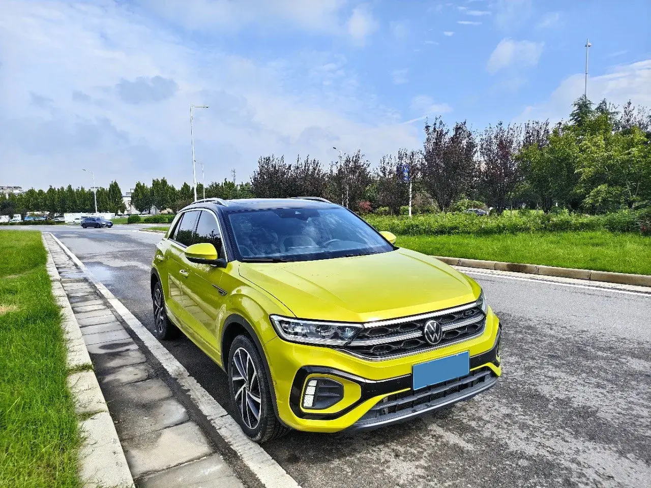 2023 VOLKSWAGEN T-ROC thumbnail 3