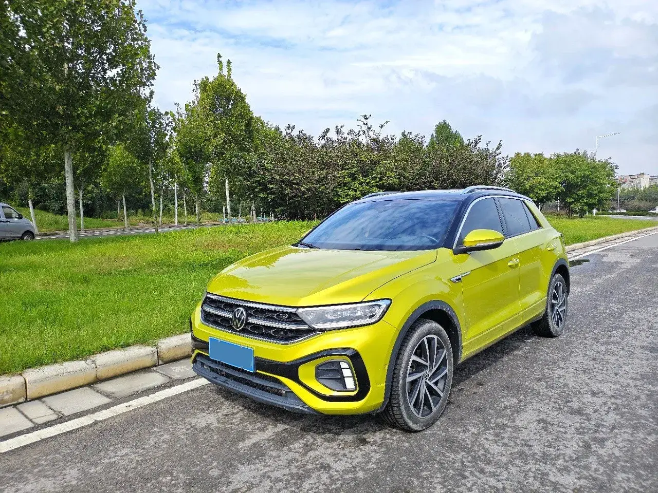 2023 VOLKSWAGEN T-ROC view 1
