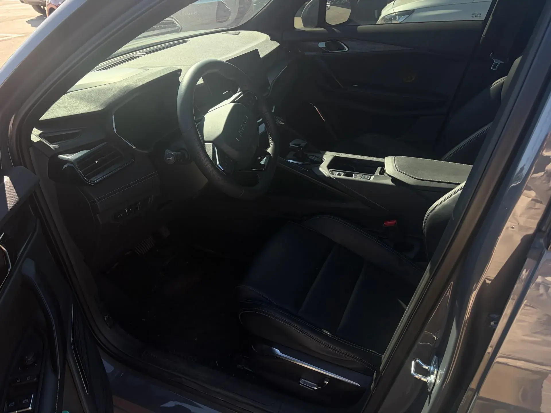 2023 LYNK&CO 06 thumbnail 3