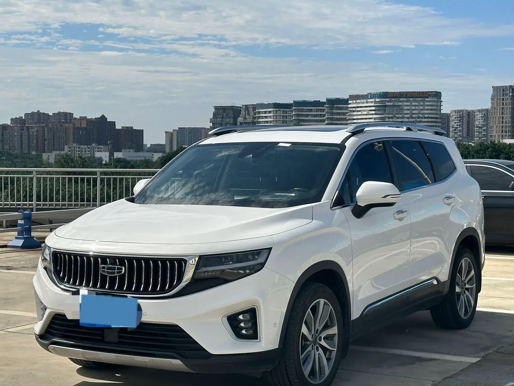 2022 GEELY OKAVANGO view 1