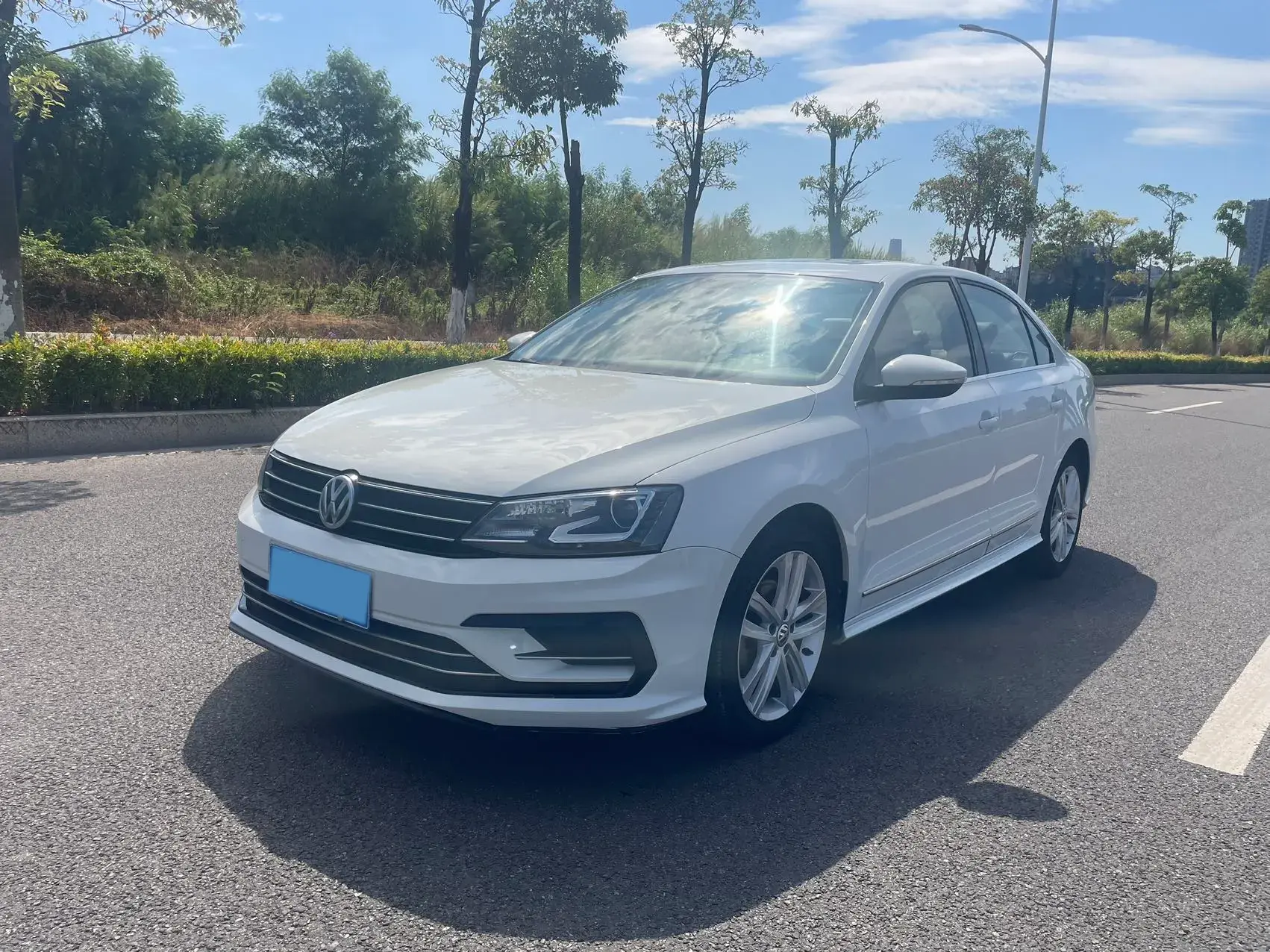 2018 VOLKSWAGEN SAGITAR view 1