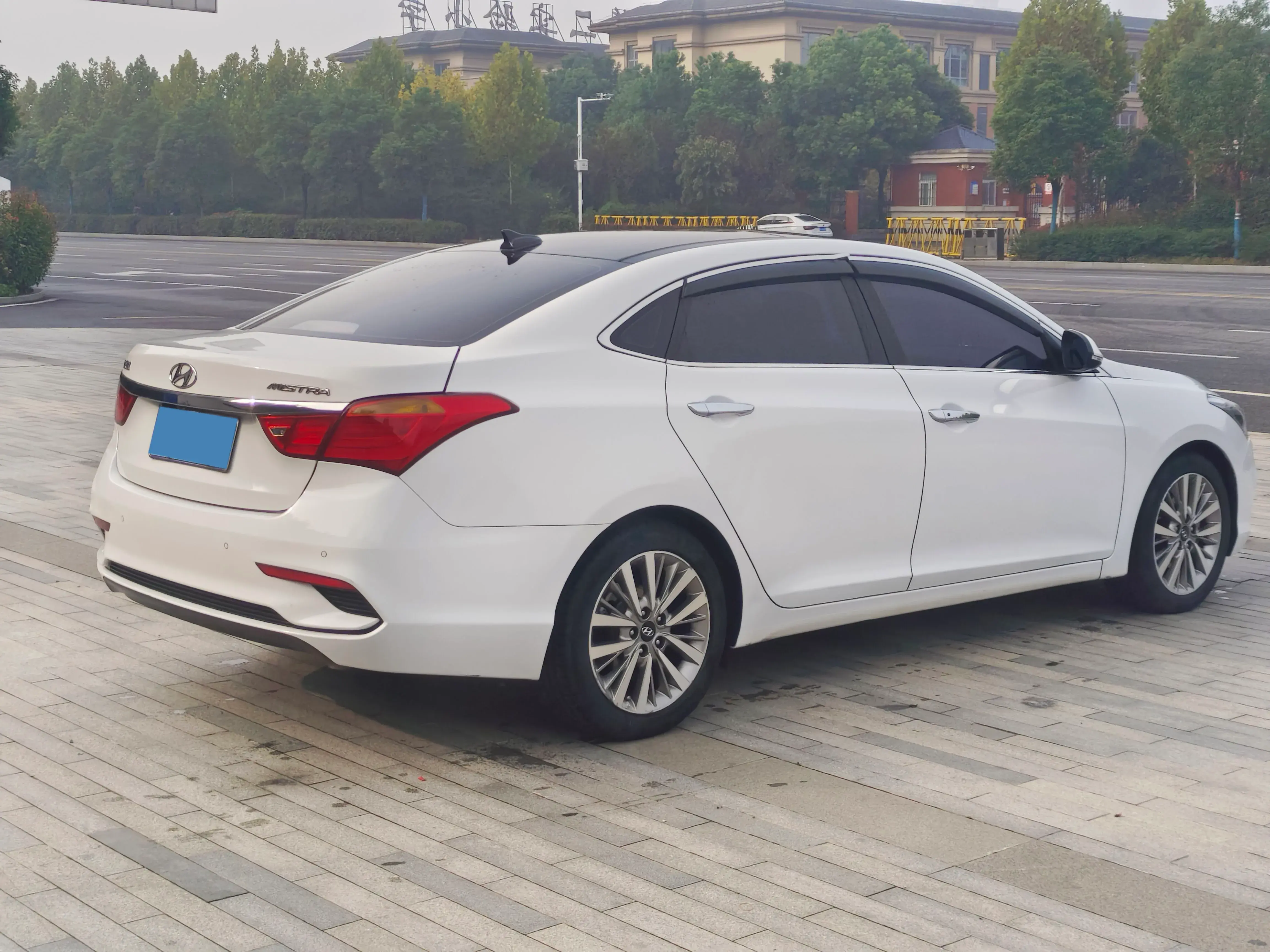 2019 HYUNDAI MISTRA thumbnail 4